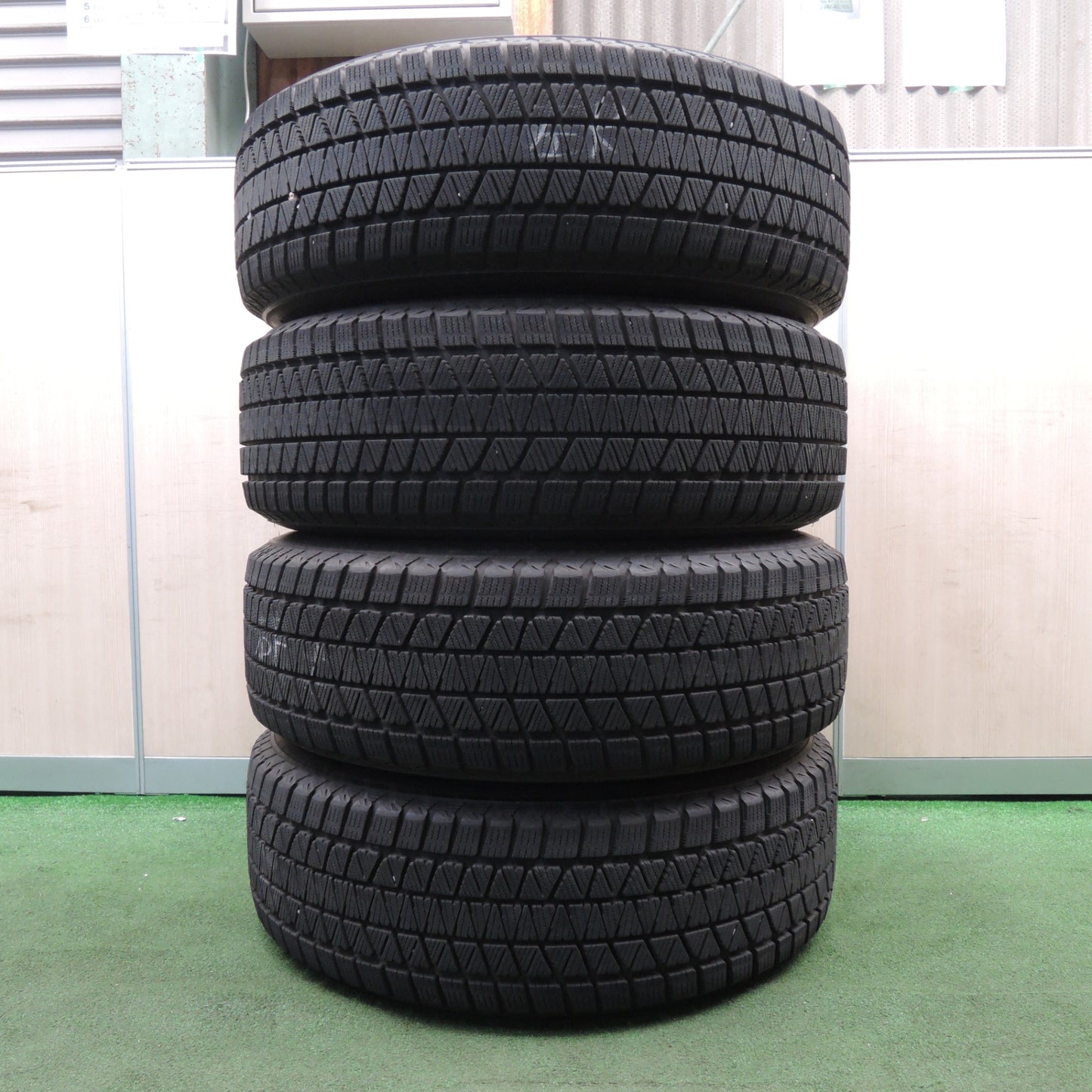 *送料無料* バリ溝！22年！キレイ！8.5分★スタッドレス 235/65R18 ブリヂストン ブリザック DM-V3 VELVA CHARGE ヴェルヴァ PCD114.3/5H★4022903NJス