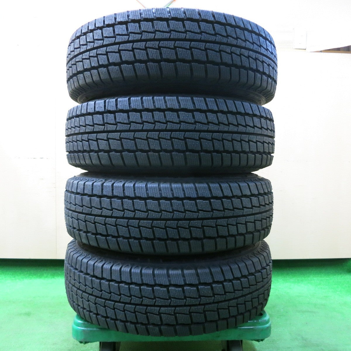 *送料無料* 未使用！23年★ハイエース等 195/80R15 107/105L DAYTONA デイトナ スタッドレス ハンコック ウインター RW06 PCD139.7/6H★4022608イス