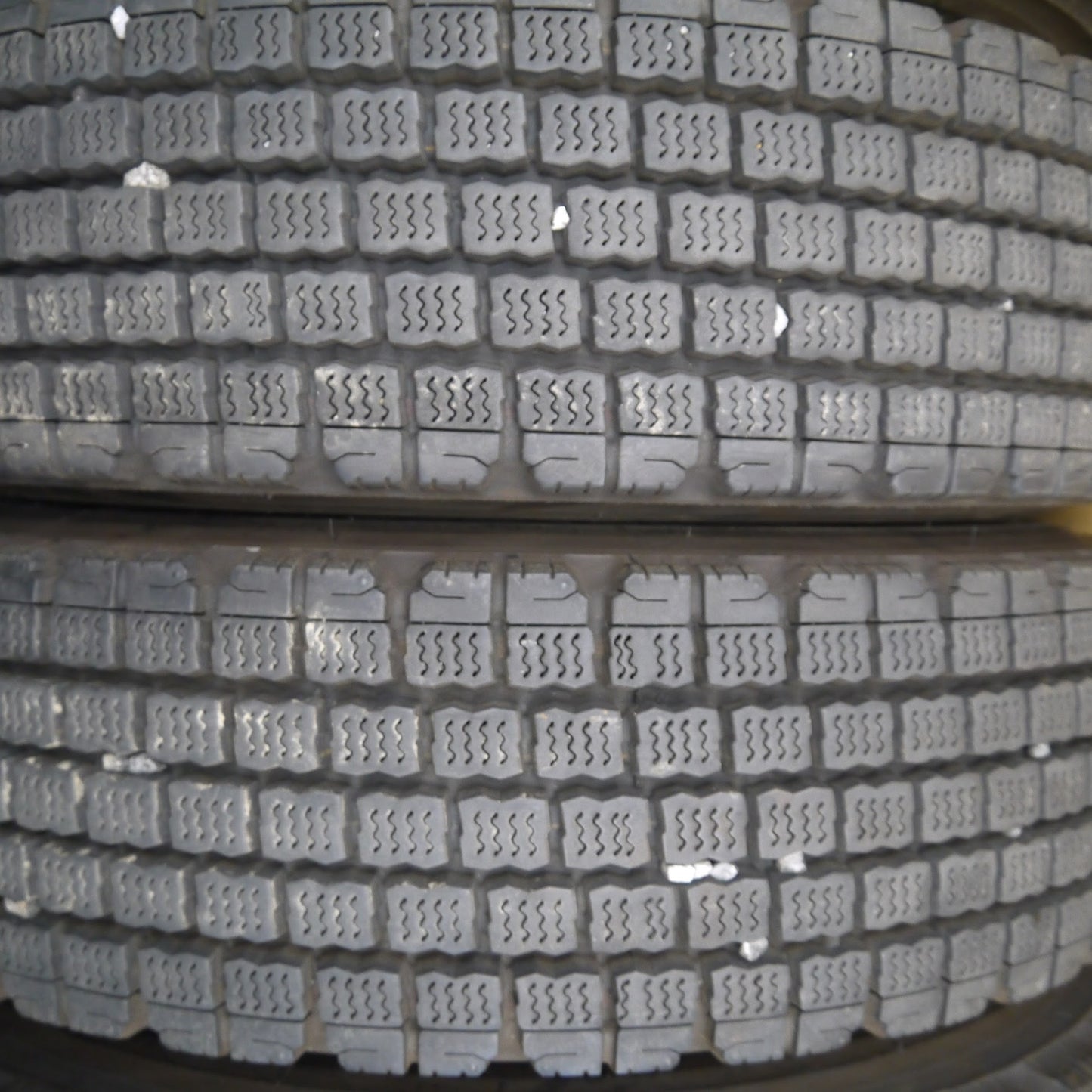 [送料無料]バリ溝！22年！9分★トラック タイヤ 225/80R17.5 123/122L スタッドレス ブリヂストン W910 17.5インチ★3041816クスタ