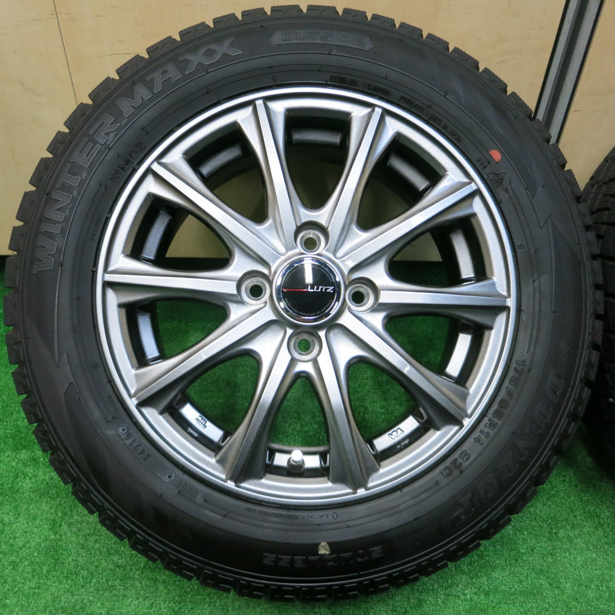 *送料無料*超バリ溝！キレイ！ほぼ10分★スタッドレス 175/65R14 ダンロップ ウインターマックス WM02 LUTZ 14インチ PCD100/4H★3111003イス