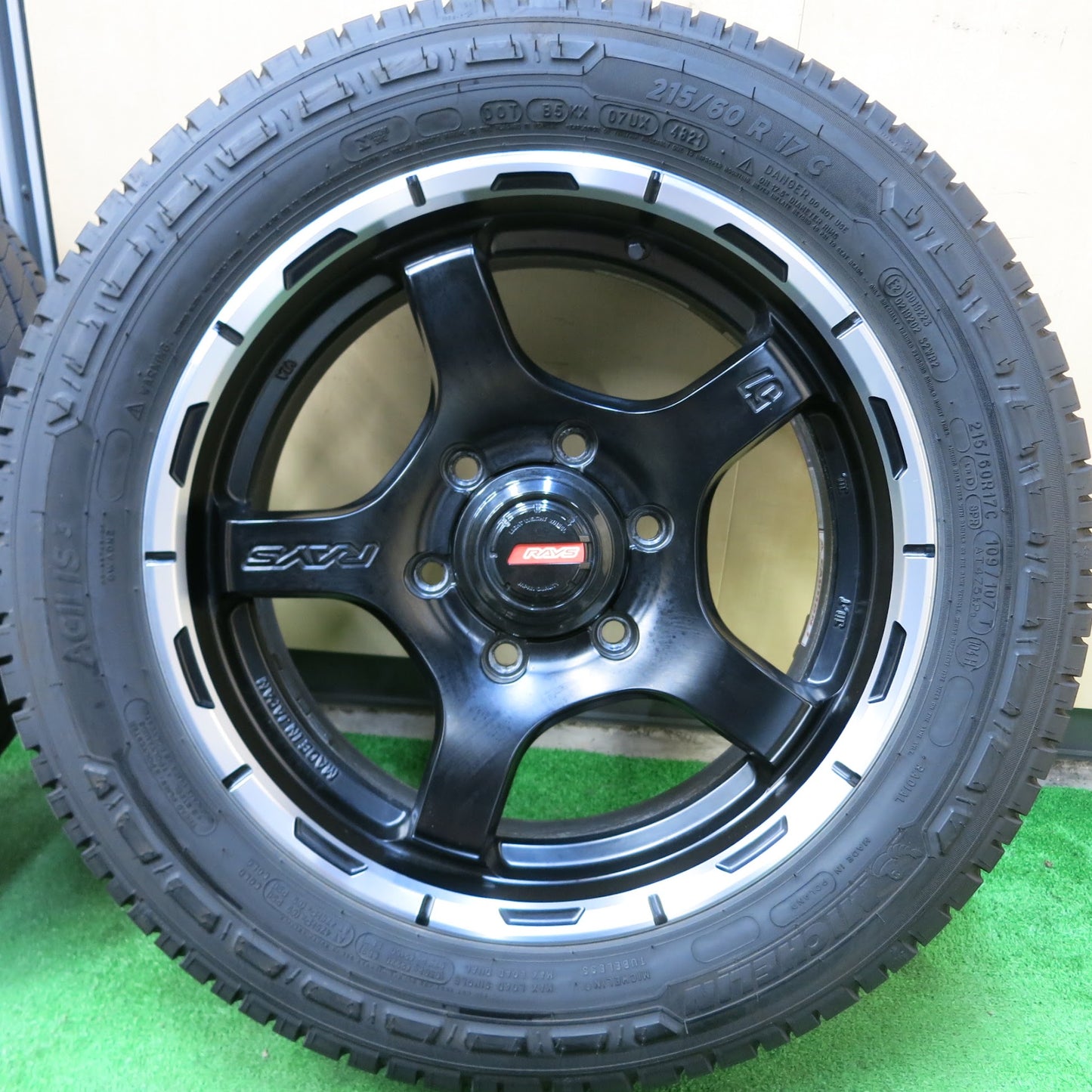 [送料無料]バリ溝！21年！キレイ！9.5分★ハイエース 等 RAYS Gramlights 57CR-X2 215/60R17C 109/107T ミシュラン レイズ PCD139.7/6H★3070505ヒノ