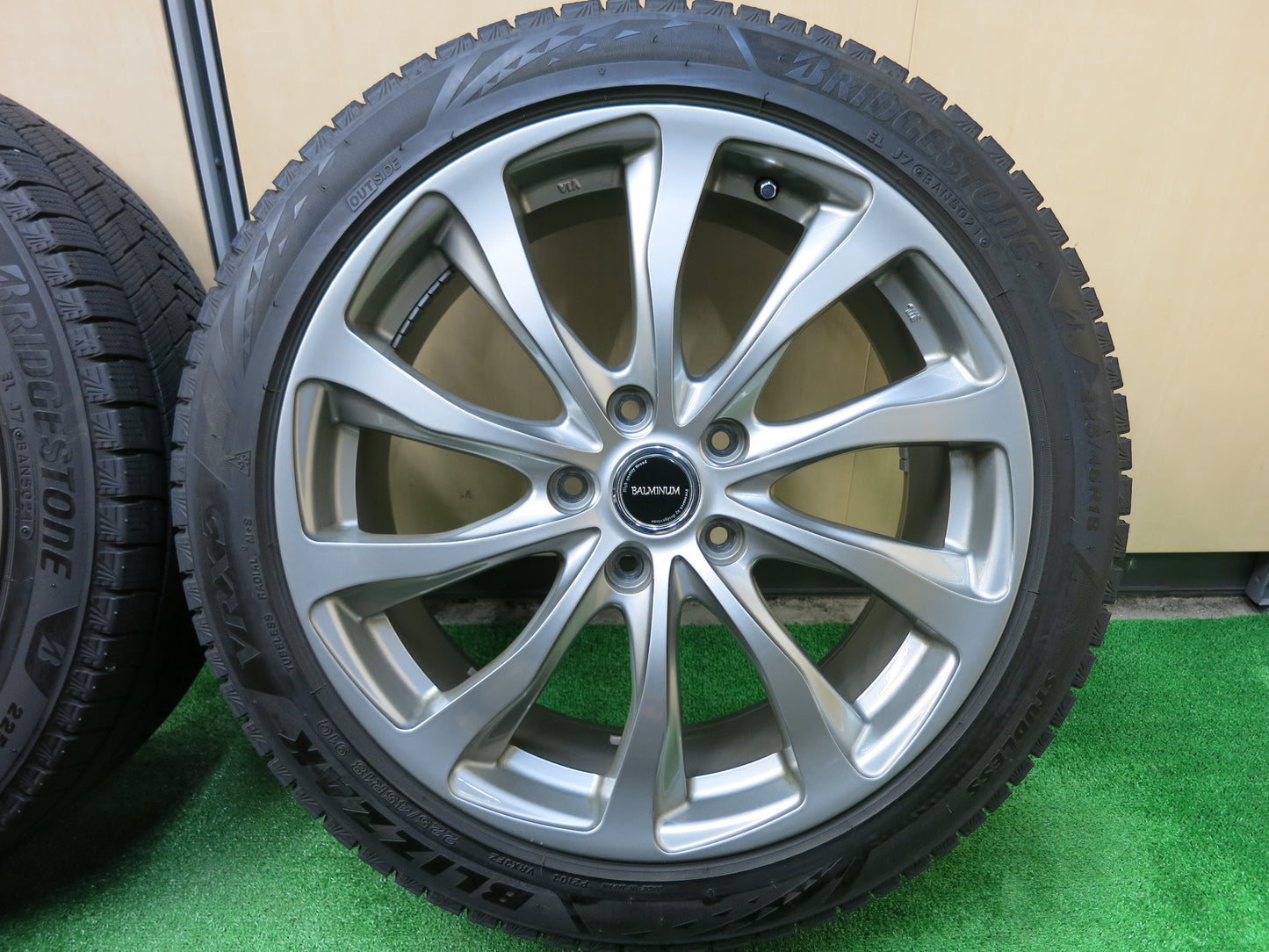 [送料無料]バリ溝！21年！9.5分以上★スタッドレス 225/45R18 ブリヂストン ブリザック VRX3 BALMINUM バルミナ 18インチ PCD114.3/5H★2122708ヒス