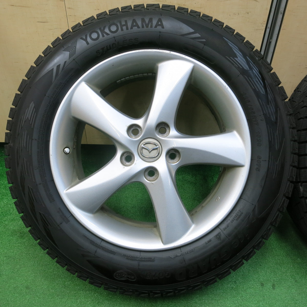 *送料無料*バリ溝！22年！ほぼ10分★マツダ アテンザ 純正 225/65R17 スタッドレス ヨコハマ アイスガード G075 17インチ PCD114.3/5H★3121205イス