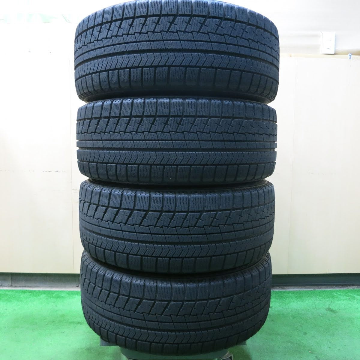 [送料無料]バリ溝！8.5分★アウディ ベンツ 等 225/55R17 TECMAG スタッドレス ブリヂストン ブリザック VRX テクマグ 17インチ PCD112/5H★3071302イス