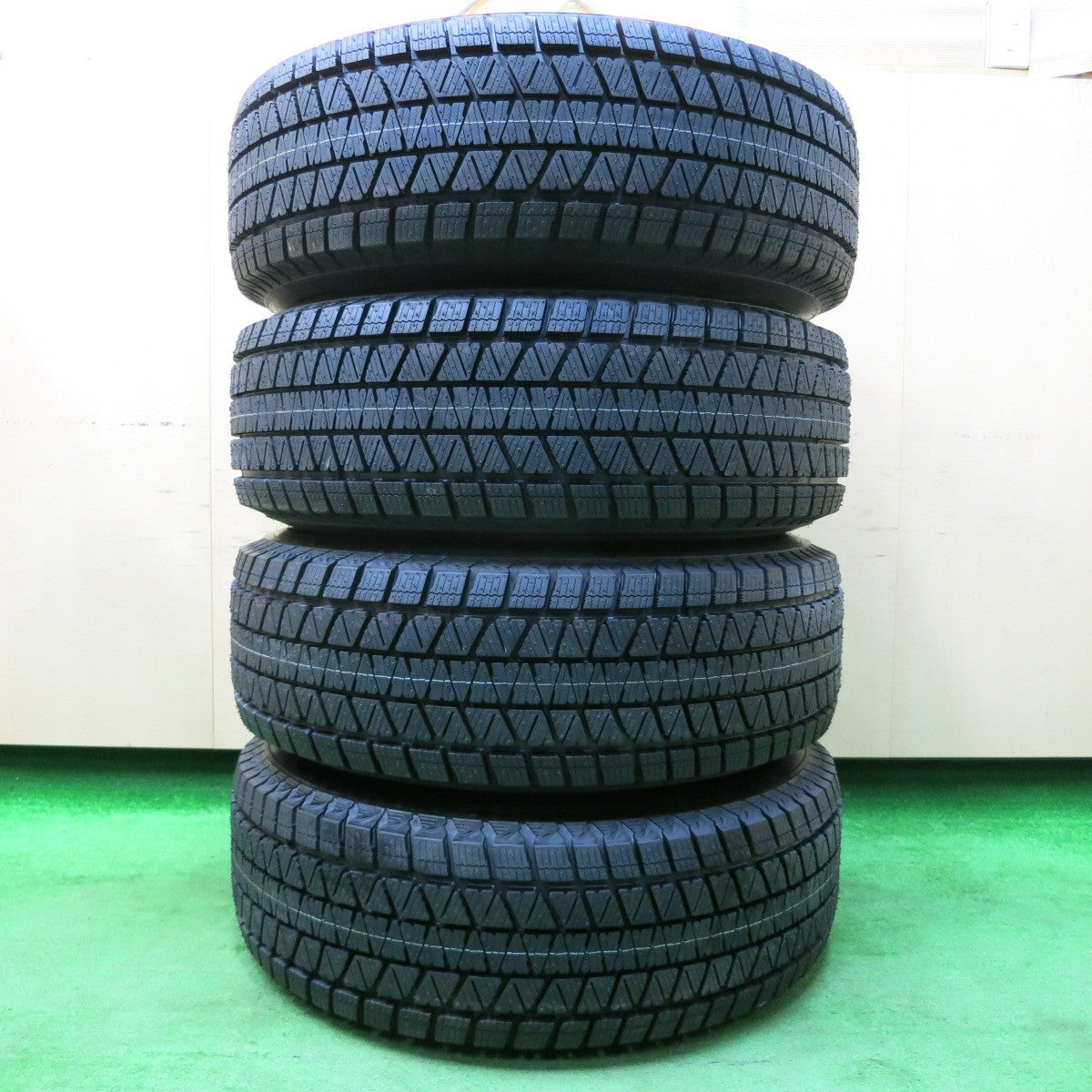 *送料無料*タイヤ未使用！22年★プラド 等 265/70R17 スタッドレス ブリヂストン ブリザック DM-V3 社外 アルミ 17インチ PCD139.7/6H★4012909イス