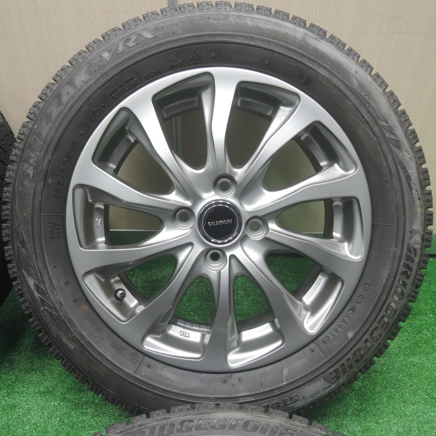 [送料無料]バリ溝！キレイ！9.5分★スタッドレス 185/60R15 ブリヂストン ブリザック VRX BALMINUM バルミナ 15インチ PCD100/4H★3073107SYス