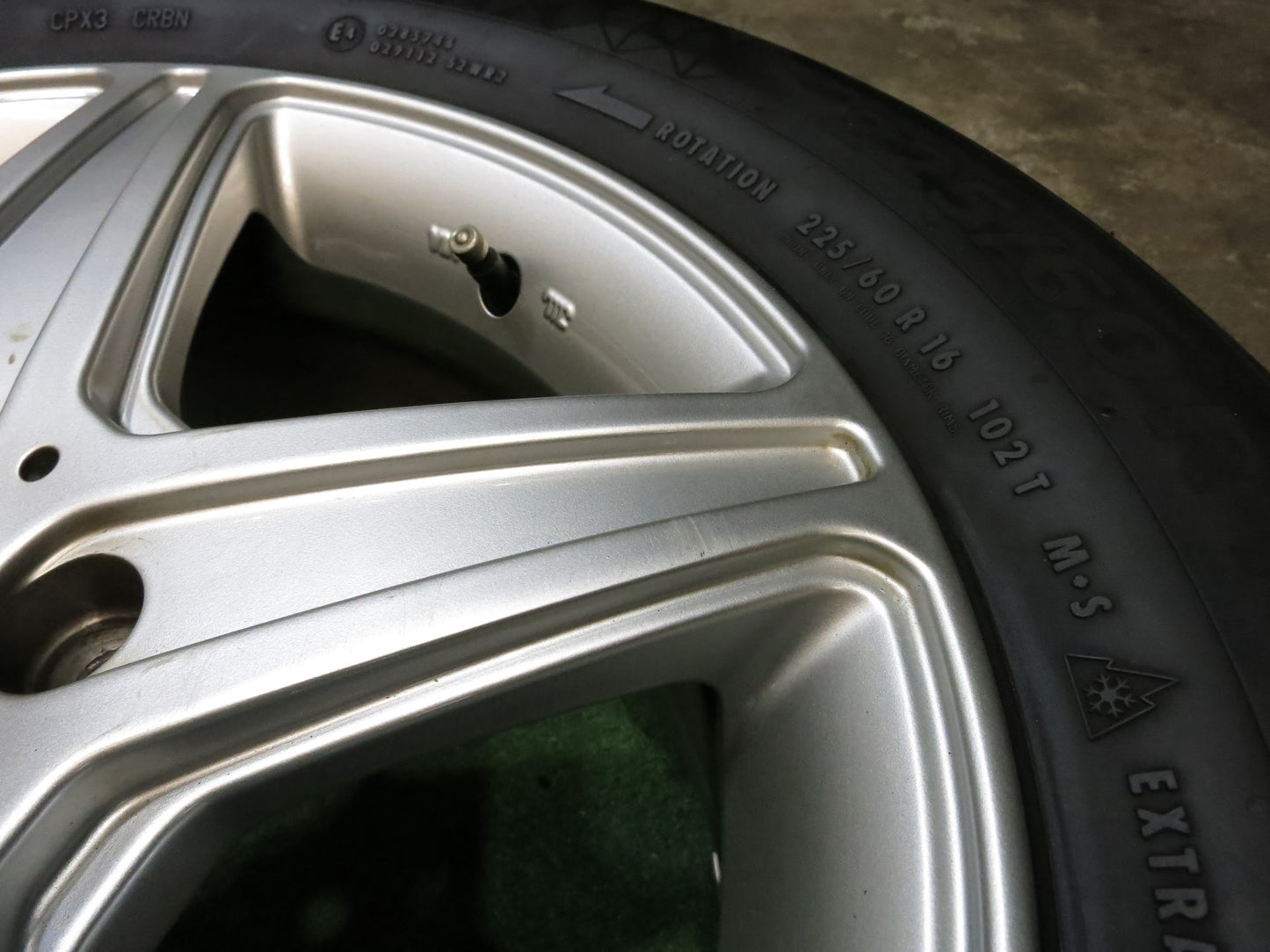 [送料無料]バリ溝！18年！9.5分以上★ベンツ ワーゲン 等 AGA 225/60R16 スタッドレス コンチネンタル バイキング コンタクト7 16インチ PCD112/5H★2120607Hス