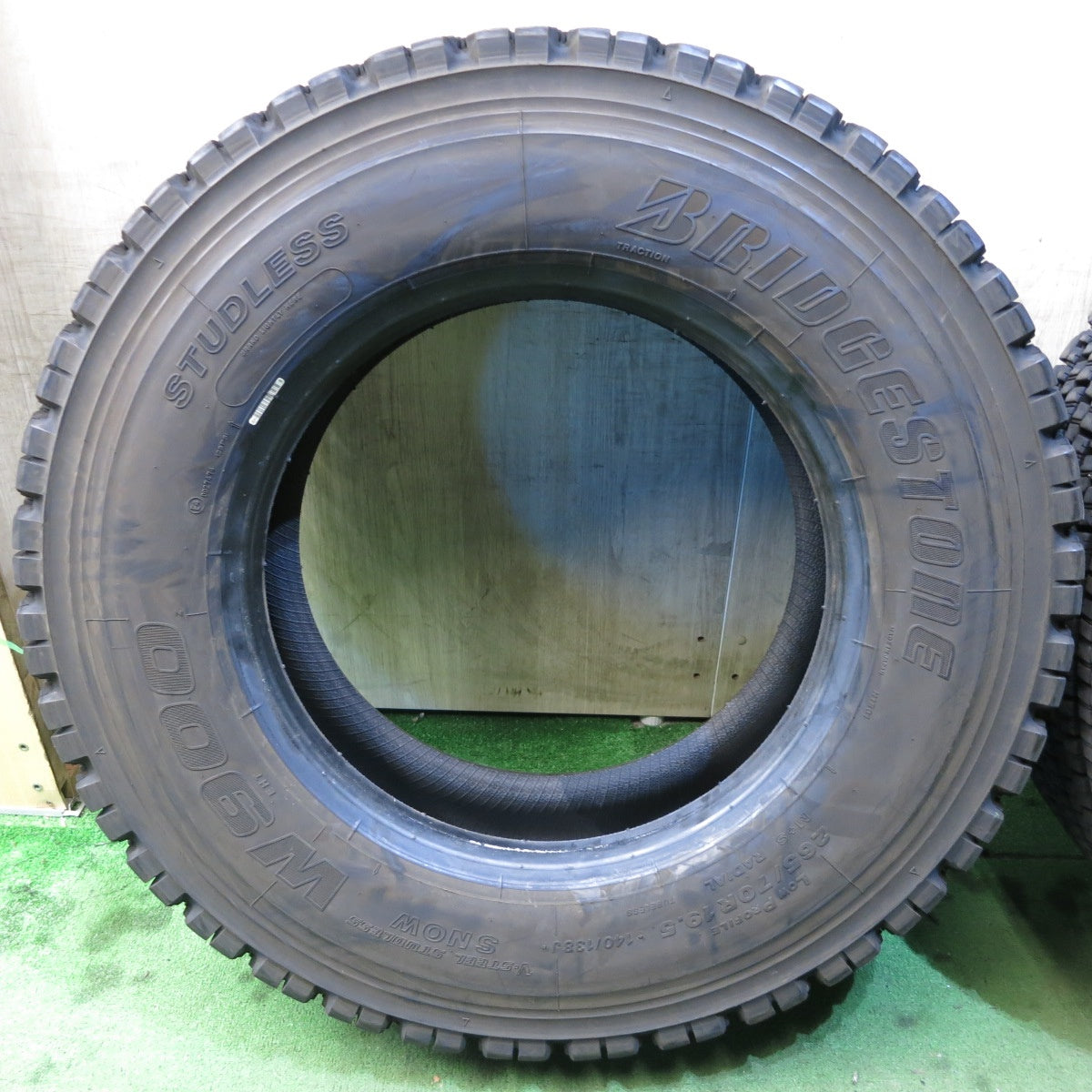 *送料無料* バリ溝！22年！9.5分★トラック タイヤ 265/70R19.5 140/138J スタッドレス ブリヂストン W900  19.5インチ★4021601クスタ