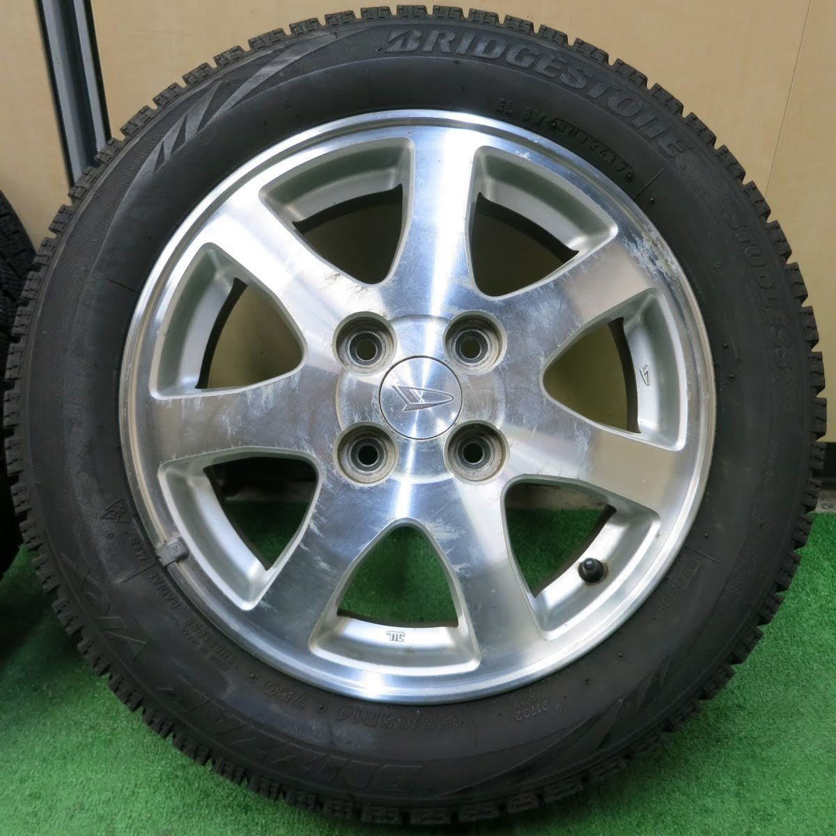 [送料無料]バリ溝！8.5分★ダイハツ ムーヴ カスタム 純正 155/65R14 スタッドレス ブリヂストン ブリザック VRX 14インチ  PCD100/4H★3071505イス