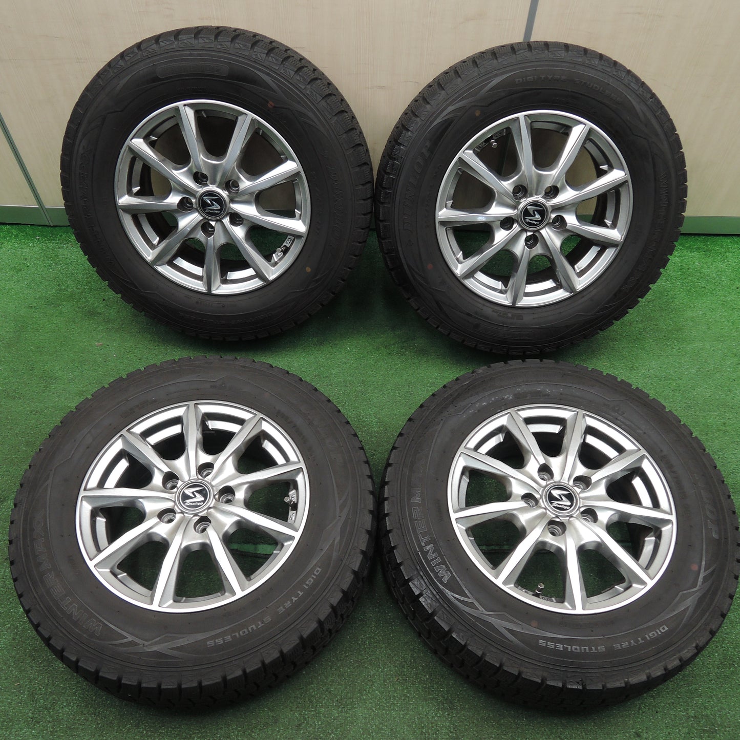 *送料無料*キレイ★スタッドレス 205/70R15 ダンロップ ウインターマックス WM01 Strategy ストラテジー 15インチ PCD114.3/5H★3111601TNス