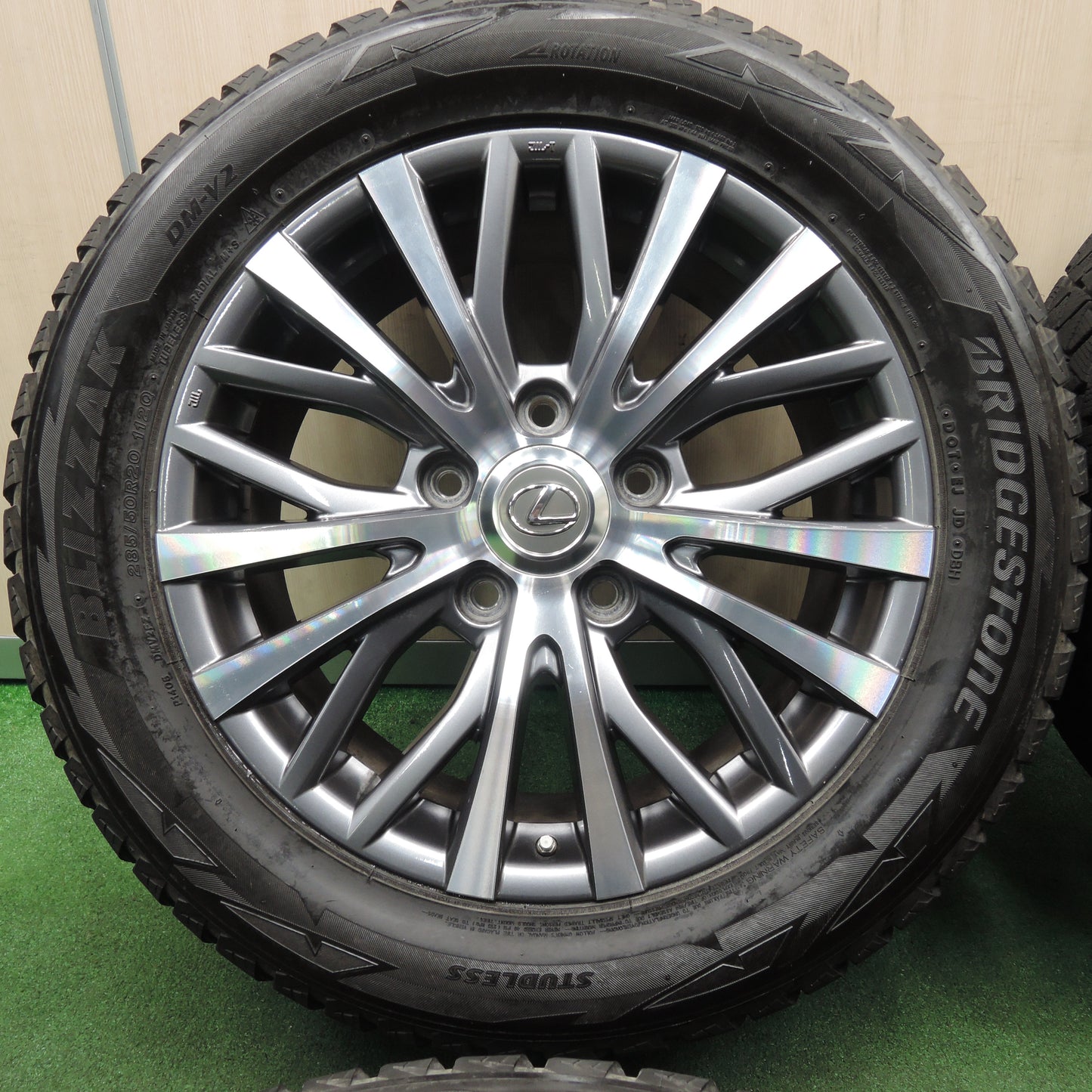 *送料無料*センサー付！バリ溝！キレイ！9分★レクサス LX570 純正 285/50R20 スタッドレス ブリヂストン ブリザック DM-V2 20インチ PCD150/5H★4011401TNス