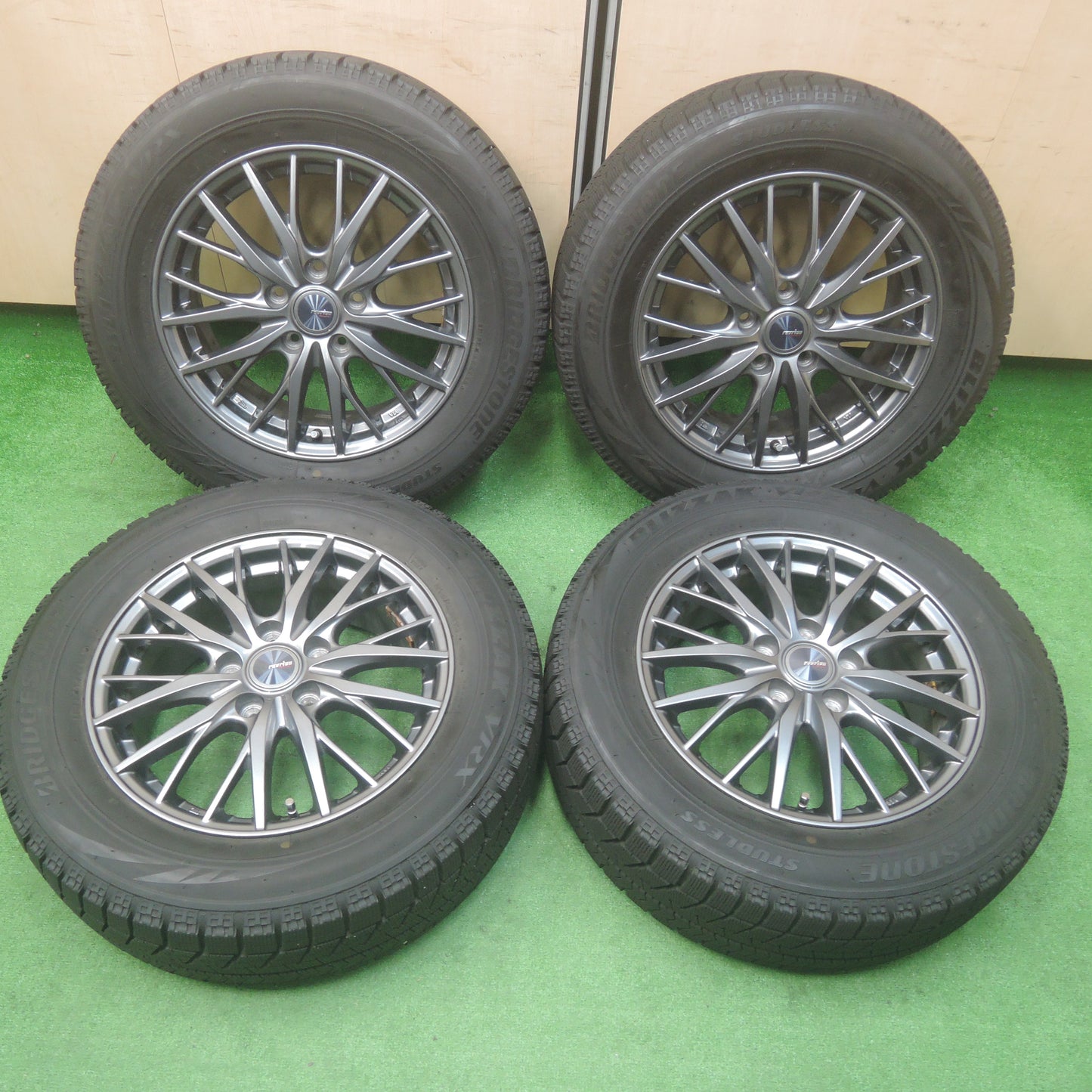 *送料無料*バリ溝！19年！キレイ！9.5分★スタッドレス 215/60R16 ブリヂストン ブリザック VRX ravrion RM01 ラブリオン 16インチ PCD114.3/5H★3120610SYス