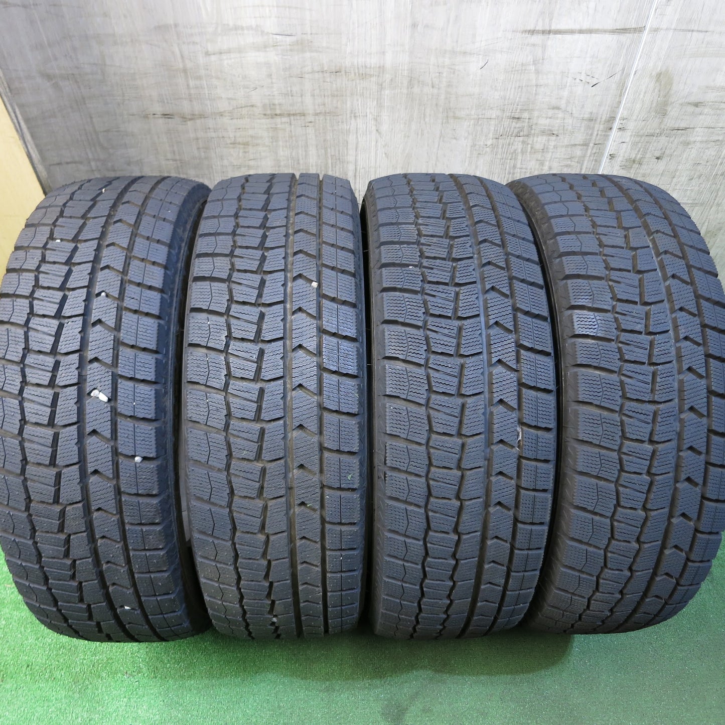 [送料無料]ほぼ未使用！20年★スタッドレス 205/60R16 ダンロップ ウインターマックス WM02 タイヤ 16インチ ノア ヴォクシー プリウス 等★3062118Hスタ