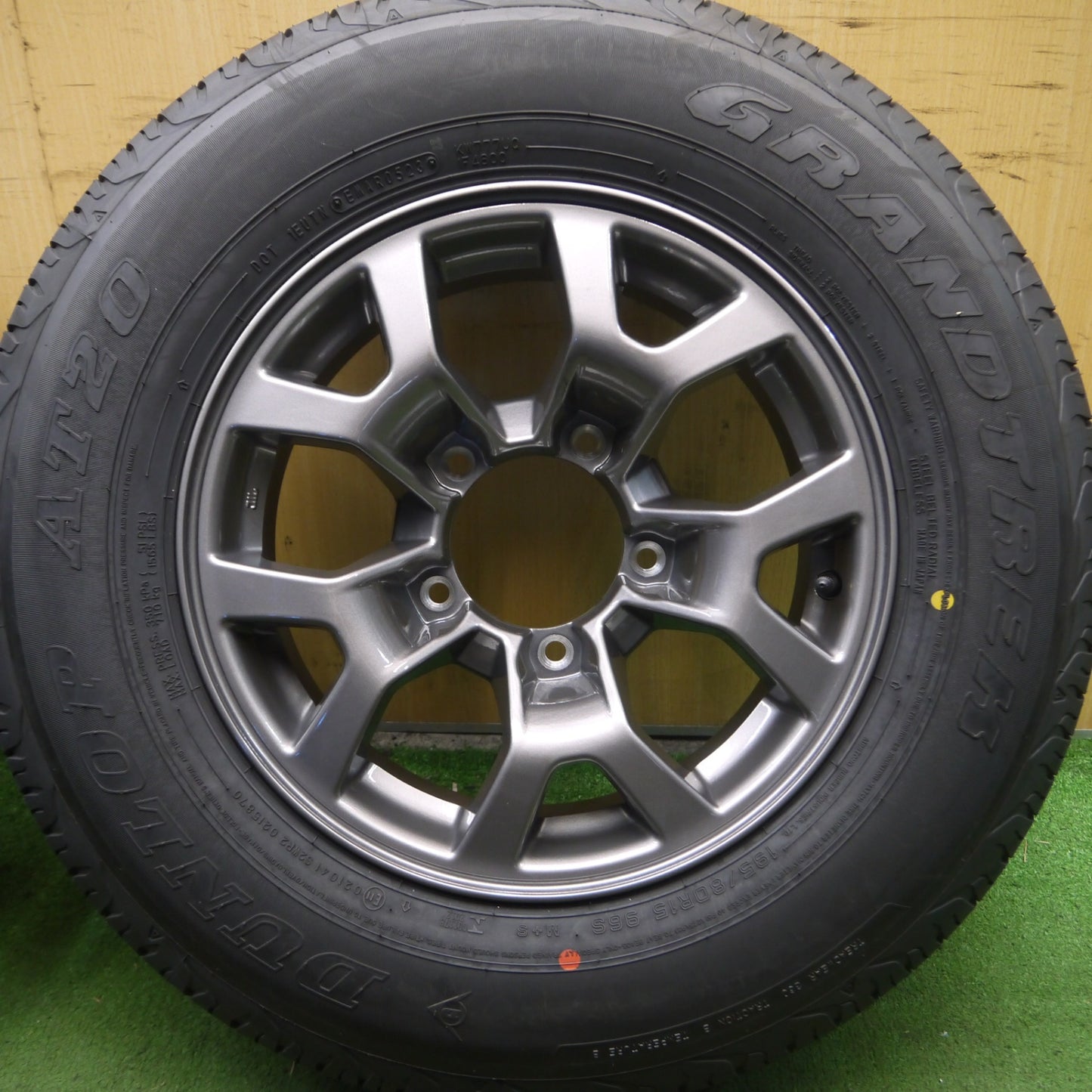 *送料無料* 新車外し！23年★スズキ JB74 ジムニー シエラ 純正 195/80R15 ダンロップ AT20 グラントレック 15インチ PCD139.7/5H★4022706Hノ