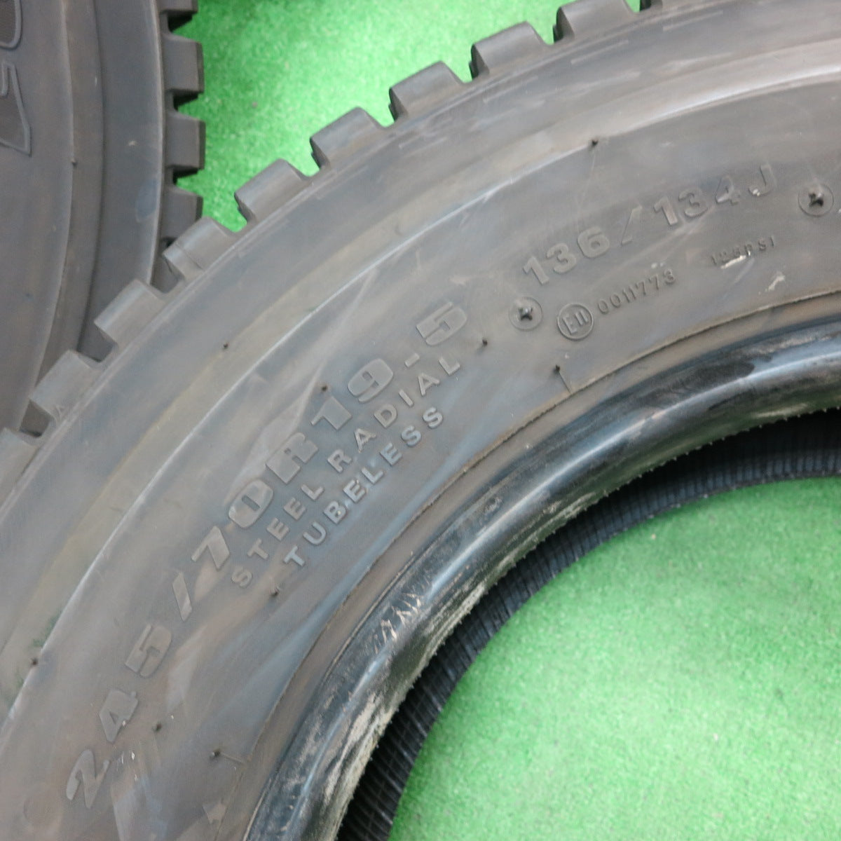 *送料無料*バリ溝！22年！9.5分★トラック タイヤ 245/70R19.5 136/134J スタッドレス ダンロップ デクテス SP001 19.5インチ★3111206KKスタ