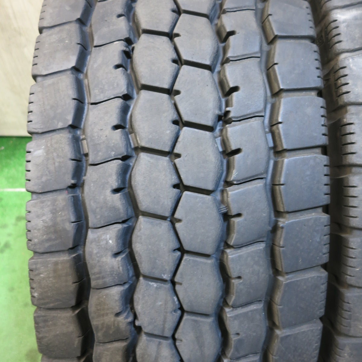 *送料無料*バリ溝！23年！8.5分★トラック タイヤ 245/70R19.5 136/134J ブリヂストン M888 ミックス オールシーズン 19.5インチ★4013005クスタ