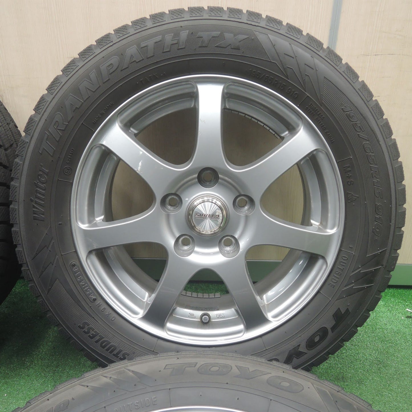 [送料無料]バリ溝！キレイ！8.5分★スタッドレス 195/65R15 トーヨー ウインター トランパス TX SIBILLA EQ-7 PCD114.3/5H★3111314SYス