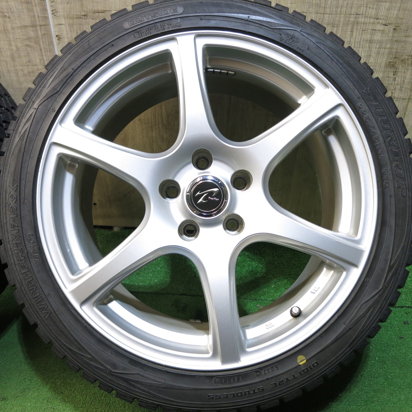 [送料無料]バリ溝！キレイ！9.5分★スタッドレス 225/45R18 ダンロップ ウインターマックス WM01 Treffer トレファー 18インチ PCD114.3/5H★3042804Hス