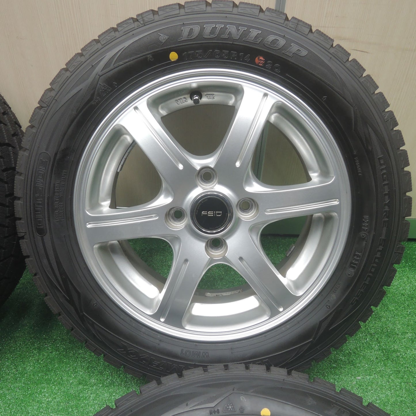 [送料無料]超バリ溝！キレイ！ほぼ10分★スタッドレス 175/65R14 ダンロップ ウインターマックス WM01 FEID 社外 アルミ 14インチ PCD100/4H★3080701SYス