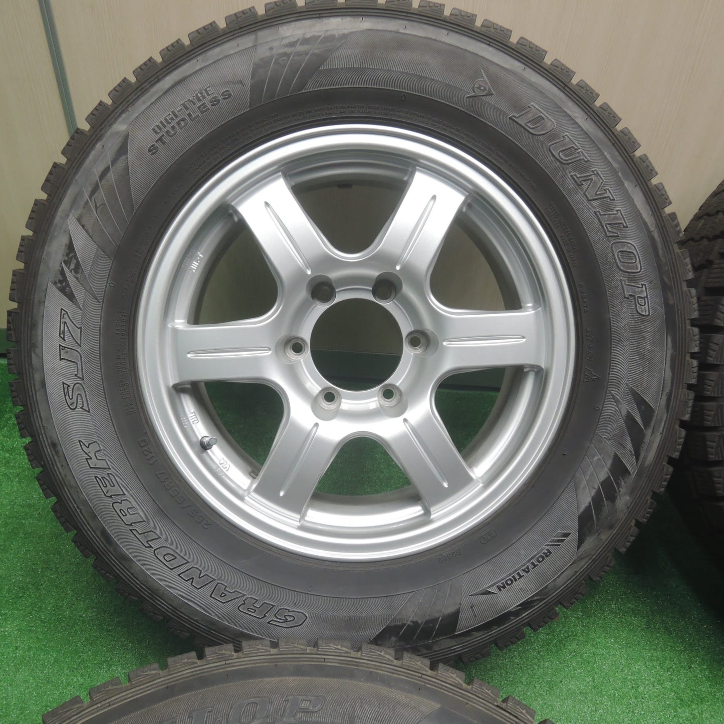 [送料無料]バリ溝！キレイ！9.5分★スタッドレス 265/65R17 ダンロップ グラントレック SJ7 社外 アルミ ホイール 17インチ PCD139.7/6H★3080707SYス