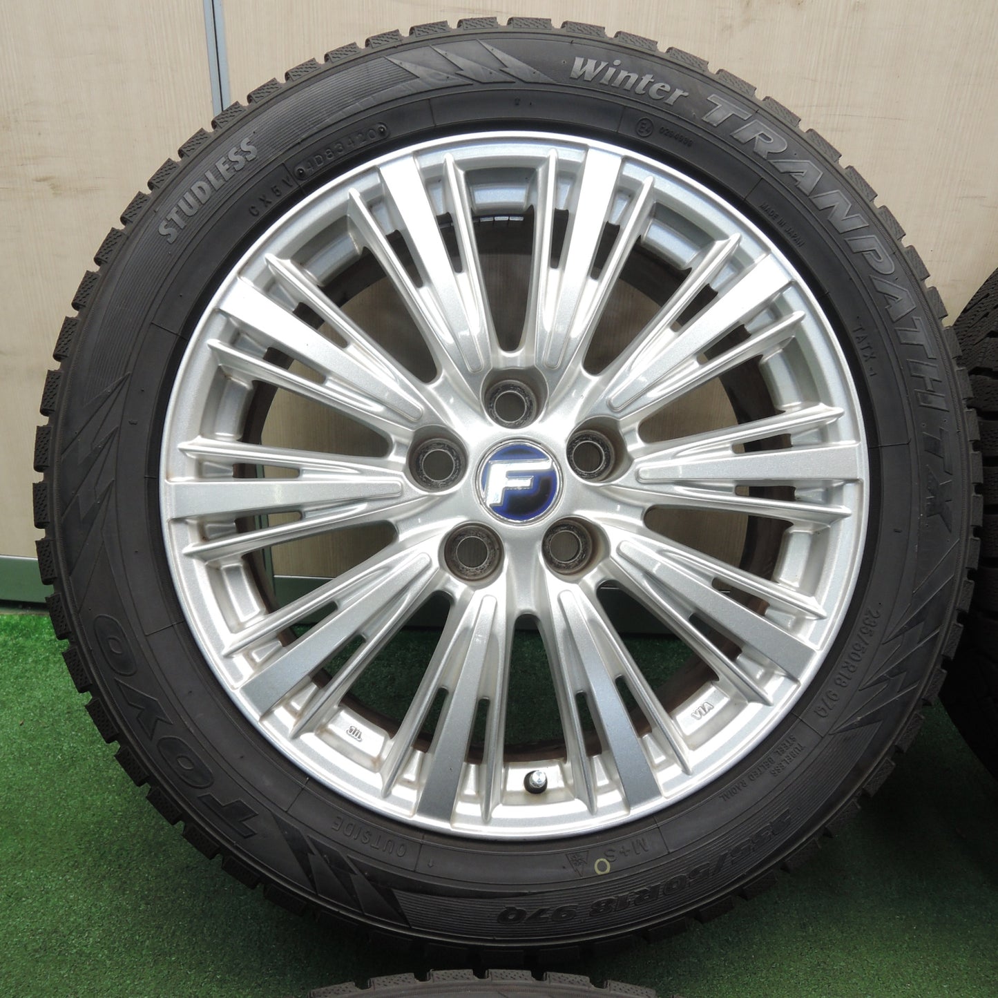 *送料無料* バリ溝！20年！綺麗！9.5分以上★レクサス等 235/50R18 スタッドレス トーヨー ウインター トランパス TX F 社外 アルミ PCD120/5H★4030607TNス