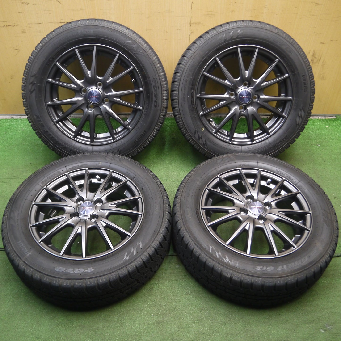 *送料無料*バリ溝！キレイ！9.5分★スタッドレス 185/65R15 トーヨー オブザーブ ガリット GIZ VELVA SPORT ヴェルヴァ 15インチ PCD100/4H★3102803KAス