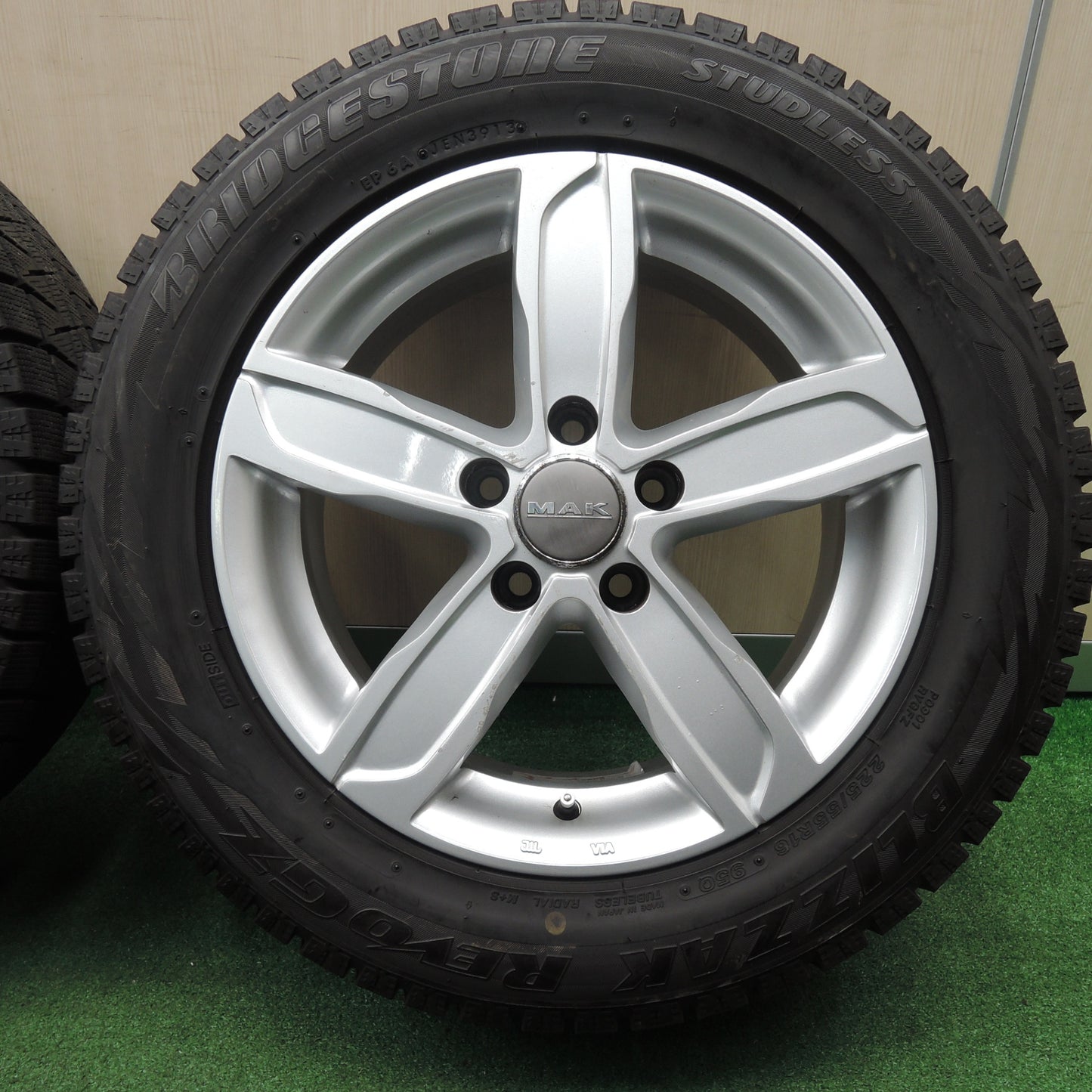 *送料無料* バリ溝！9.5分以上★ベンツ アウディ等 MAK 225/55R16 スタッドレス ブリヂストン ブリザック REVO GZ 16インチ PCD112/5H★4022801NJス