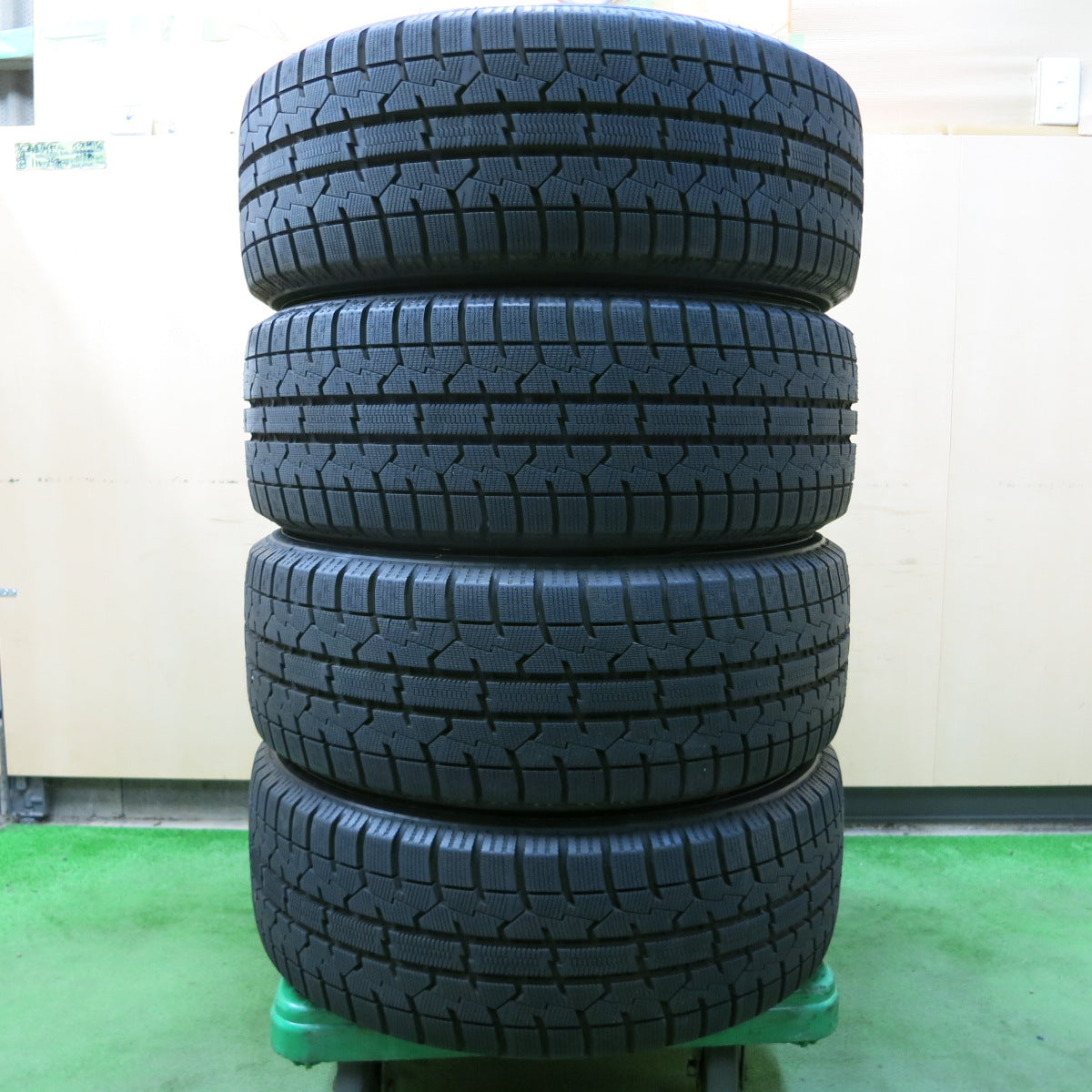 *送料無料*バリ溝！22年！キレイ！ほぼ10分★スタッドレス 225/55R17 トーヨー オブザーブ ガリット GIZ VELVA ヴェルヴァ 17インチ PCD114.3/5H★3102409イス