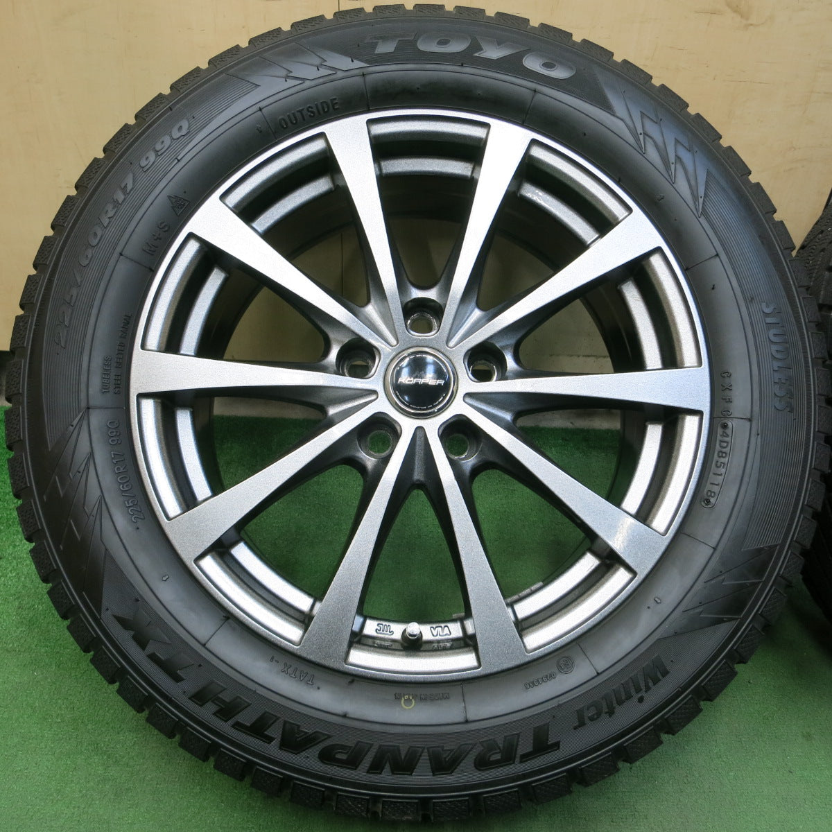 *送料無料*バリ溝！キレイ！9.5分以上★スタッドレス 225/60R17 トーヨー ウインタートランパス TX KORPER ケルパー 17インチ PCD114.3/5H★3103103イス