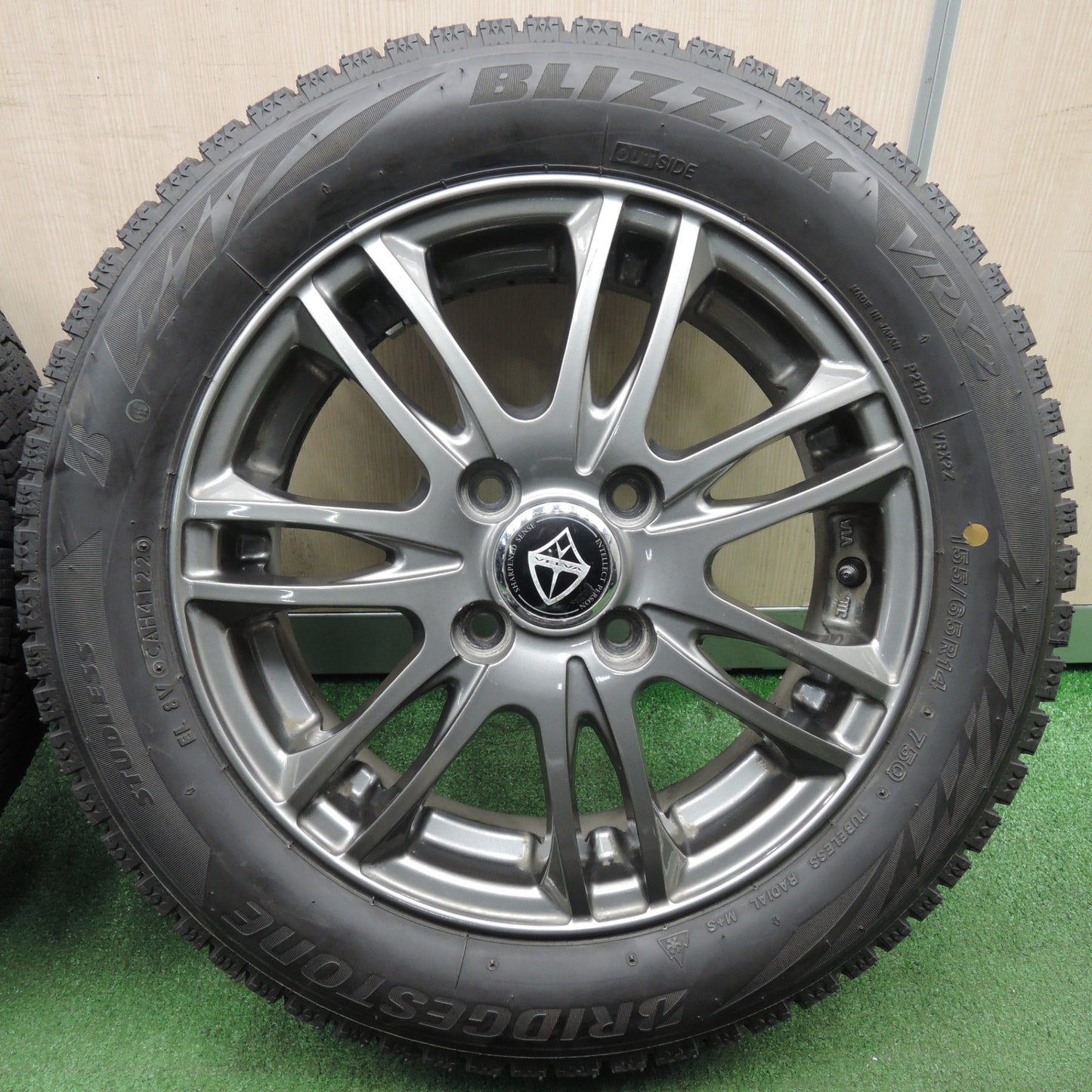 *送料無料* バリ溝！22年！キレイ！9.5分以上★スタッドレス 155/65R14 ブリヂストン ブリザック VRX2 VELVA ヴェルヴァ 14インチ PCD100/4H★4030507TNス