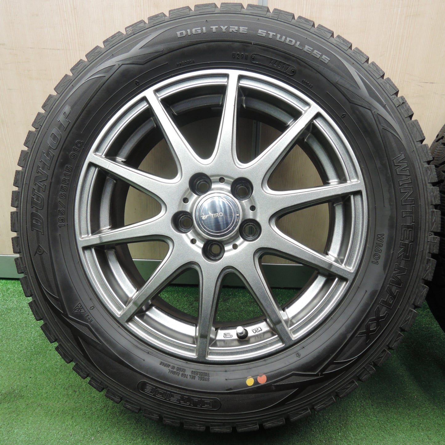 *送料無料* キレイ★プリウス 等 195/65R15 スタッドレス ダンロップ ウインターマックス WM01 TIRO 15インチ PCD100/5H★4021604NJス