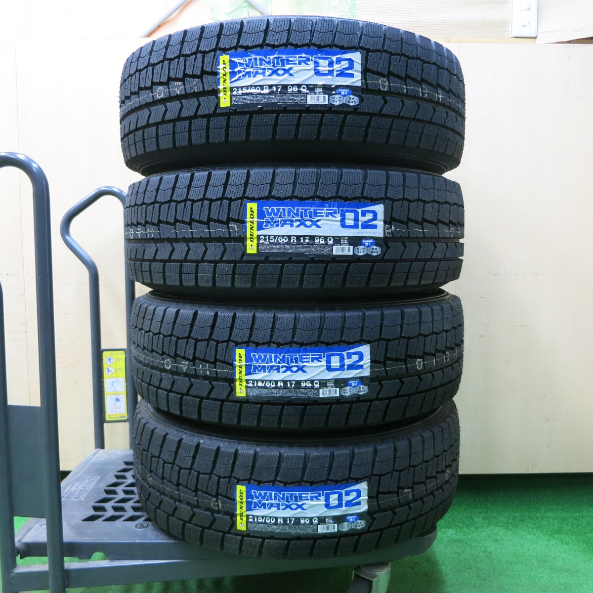 *送料無料* 未使用！22年★スタッドレス 215/60R17 ダンロップ ウインターマックス WM02 ESTROSA エステローザ 17インチ PCD114.3/5H★4021302イス