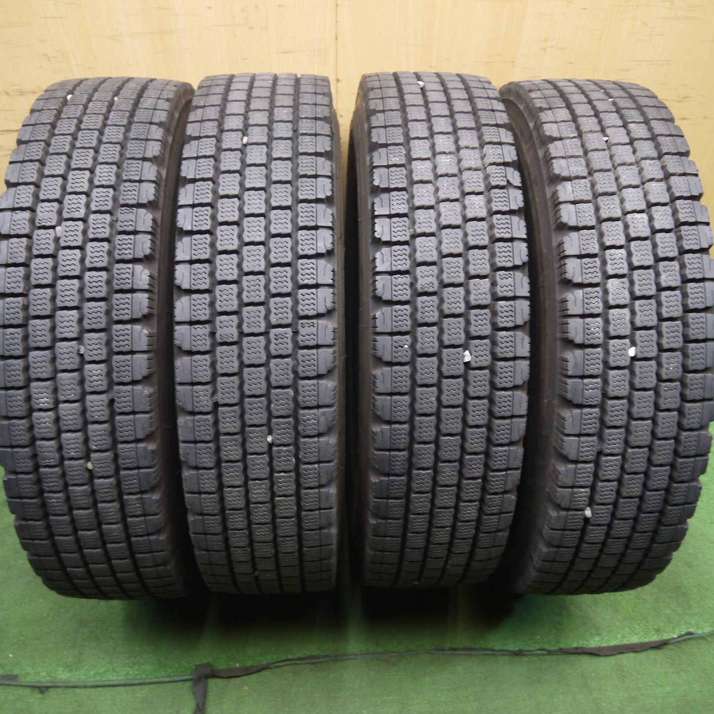 [送料無料]バリ溝！22年！9分★トラック タイヤ 225/80R17.5 123/122L スタッドレス ブリヂストン W910 17.5インチ★3041811クスタ