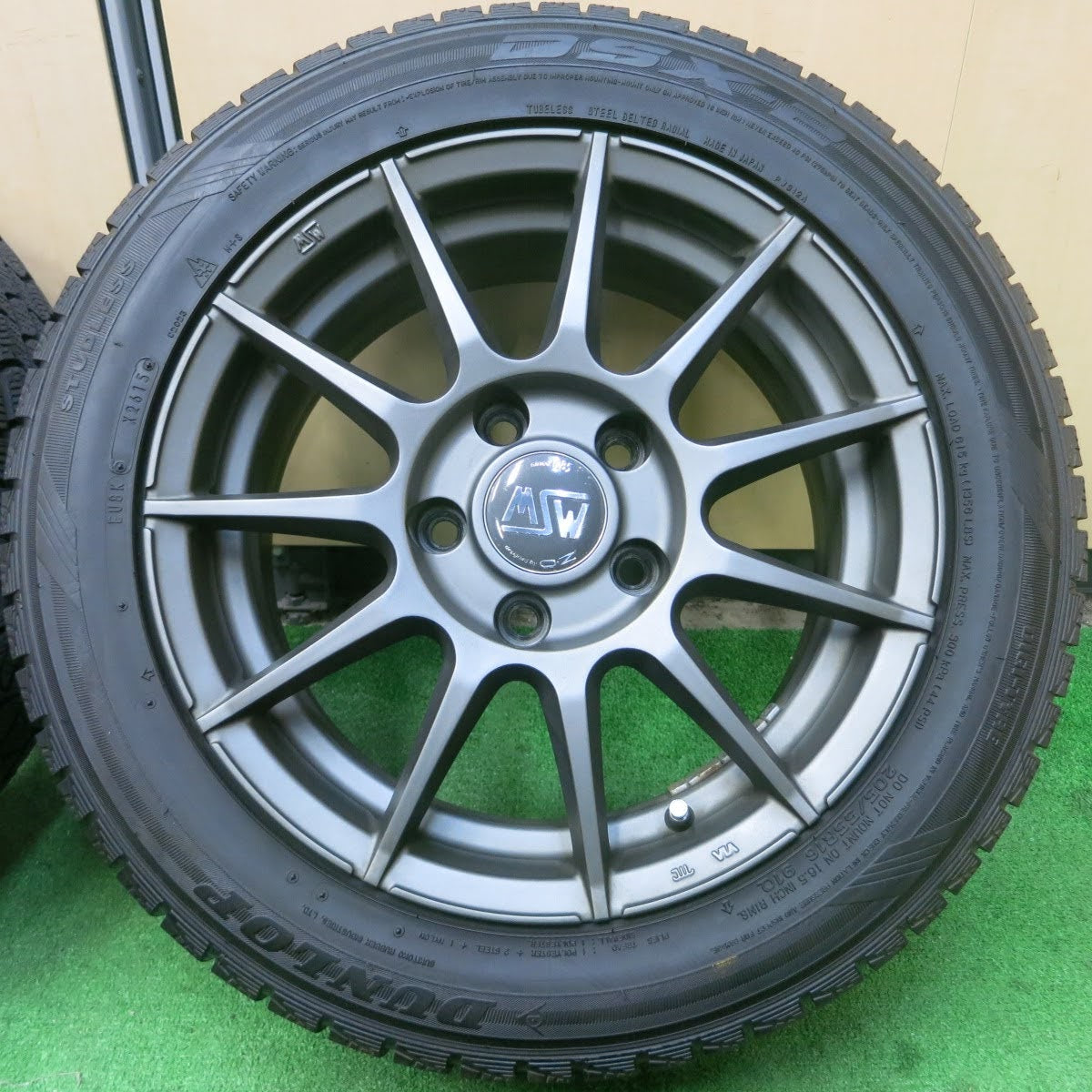 [送料無料]バリ溝！キレイ！8.5分★BMW 等 205/55R16 O・Z MSW スタッドレス ダンロップ DSX-2 OZ 16インチ PCD120/5H★3062406イス