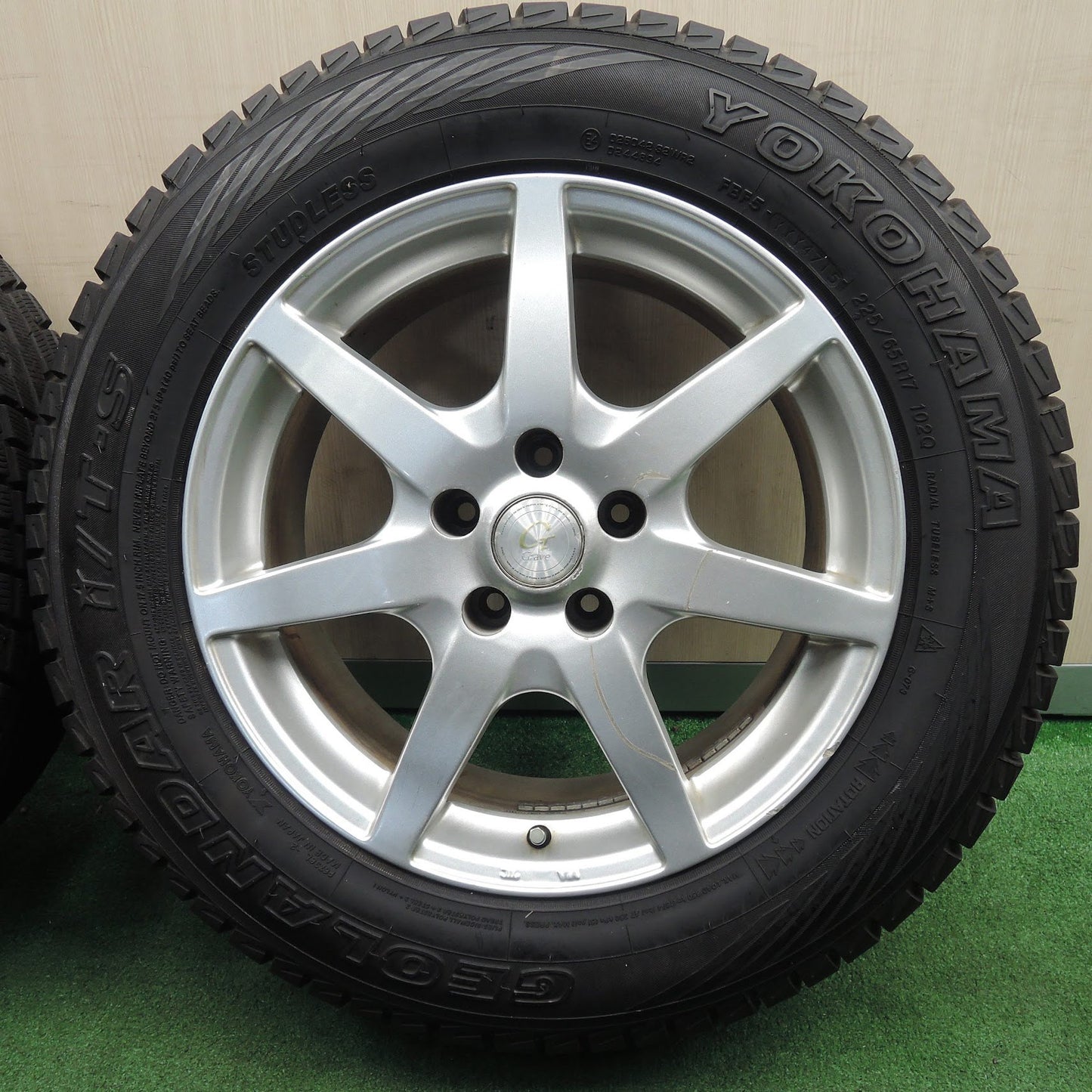 [送料無料] バリ溝！9.5分以上★スタッドレス 225/65R17 ヨコハマ ジオランダー i/T-S Grave 17インチ PCD114.3/5H★3112106NJス