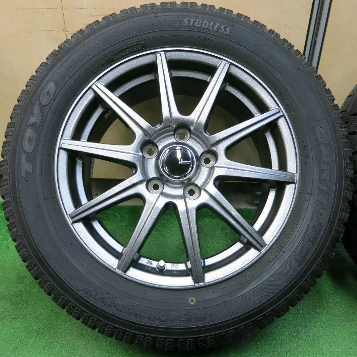 [送料無料]バリ溝！19年！キレイ！9.5分★スタッドレス 215/60R16 トーヨー ガリット G5 VEMOTION Vエモーション 16インチ PCD114.3/5H★3070302イス