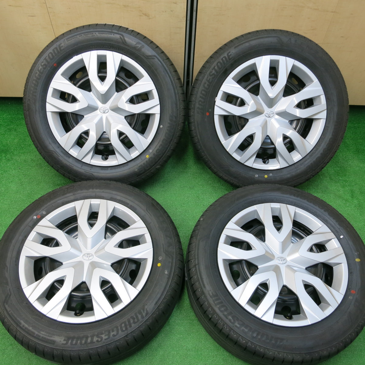 *送料無料*新車外し！23年★トヨタ カローラ クロス 純正 スチール 215/60R17 ブリヂストン アレンザ001 17インチ PCD114.3/5H★3112410イノ