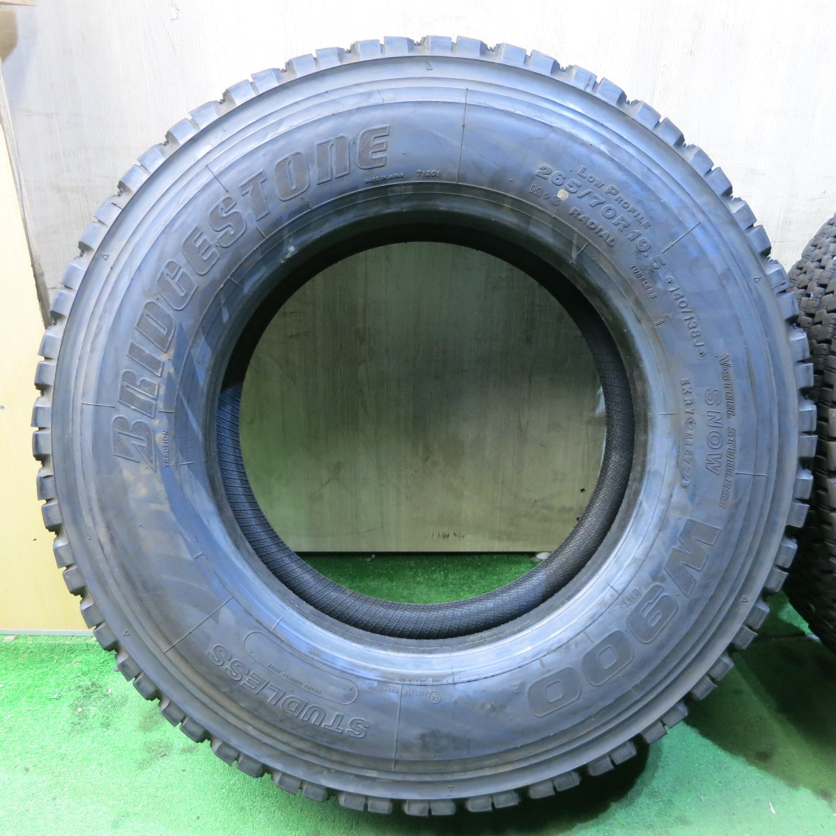 *送料無料*バリ溝！22年！9分★トラック タイヤ 265/70R19.5 140/138J スタッドレス ブリヂストン W900 19.5インチ★4013001クス