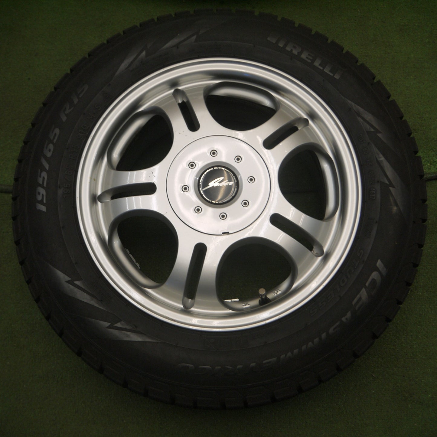 *送料無料* バリ溝！9.5分以上★スタッドレス 195/65R15 ピレリ アイスアシンメトリコ JOKER ジョーカー 15インチ PCD114.3/4H 5H マルチ★4021003ナス