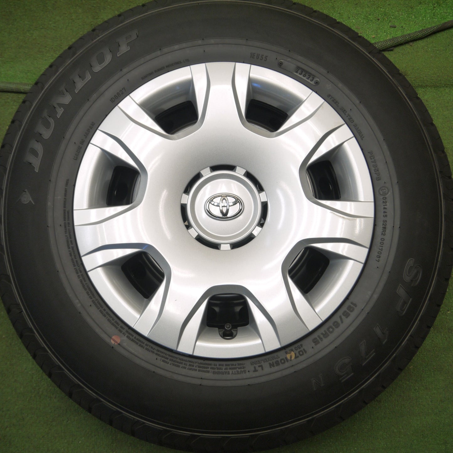 *送料無料* 新車外し！23年★トヨタ 200系 ハイエース 純正 スチール 195/80R15 107/105N ダンロップ SP175N PCD139.7/6H★4022804Hノ