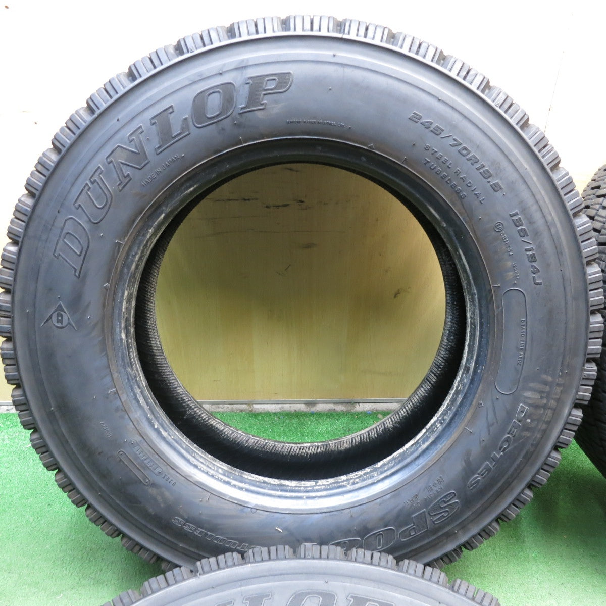 *送料無料* バリ溝！9.5分★トラック タイヤ 245/70R19.5 136/134J スタッドレス ダンロップ デクテス SP081 19.5インチ★4022203クスタ