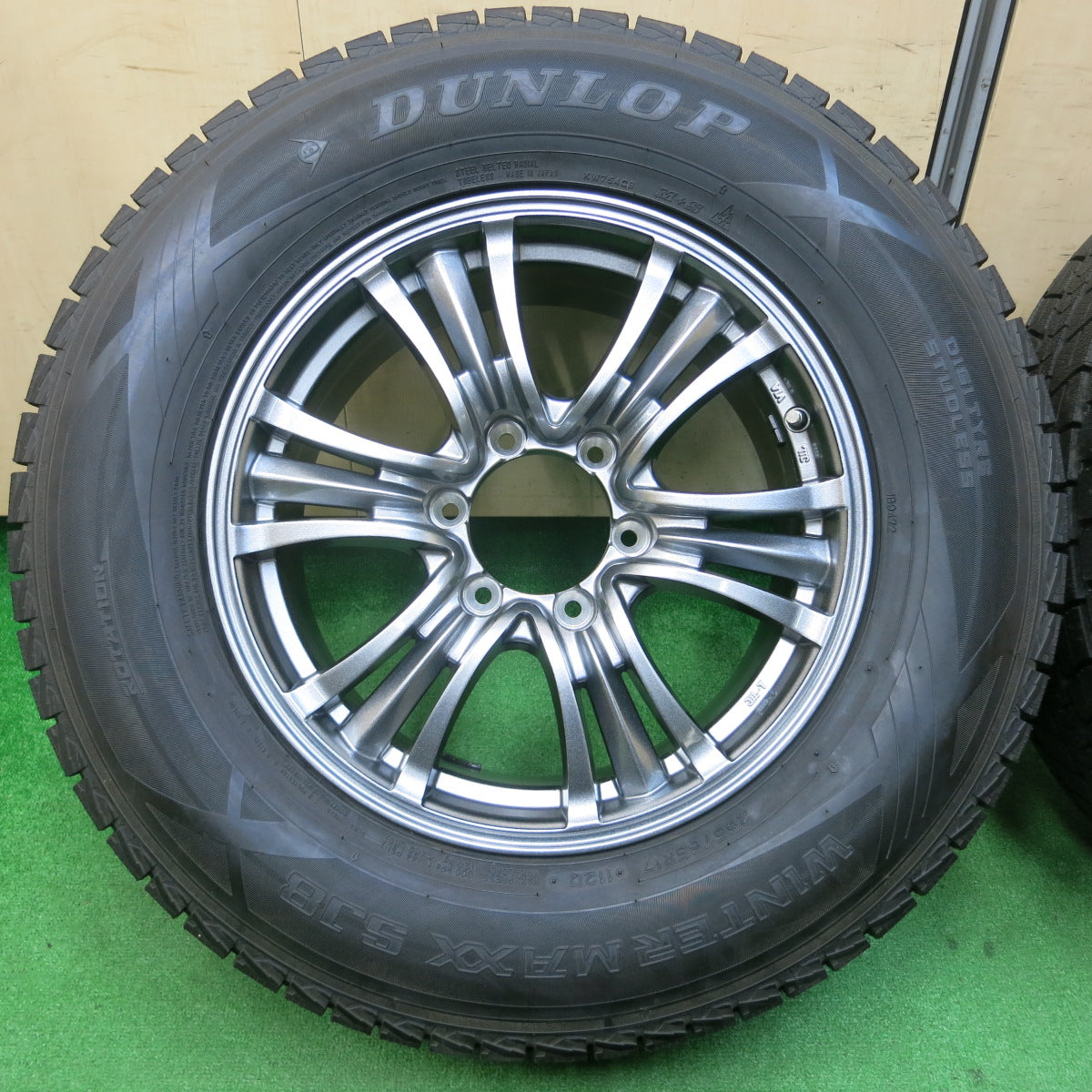 *送料無料*未使用！21年★プラド等 265/65R17 スタッドレス ダンロップ ウインターマックス SJ8 BAZALT バザルト 17インチ PCD139.7/6H★3121203イス