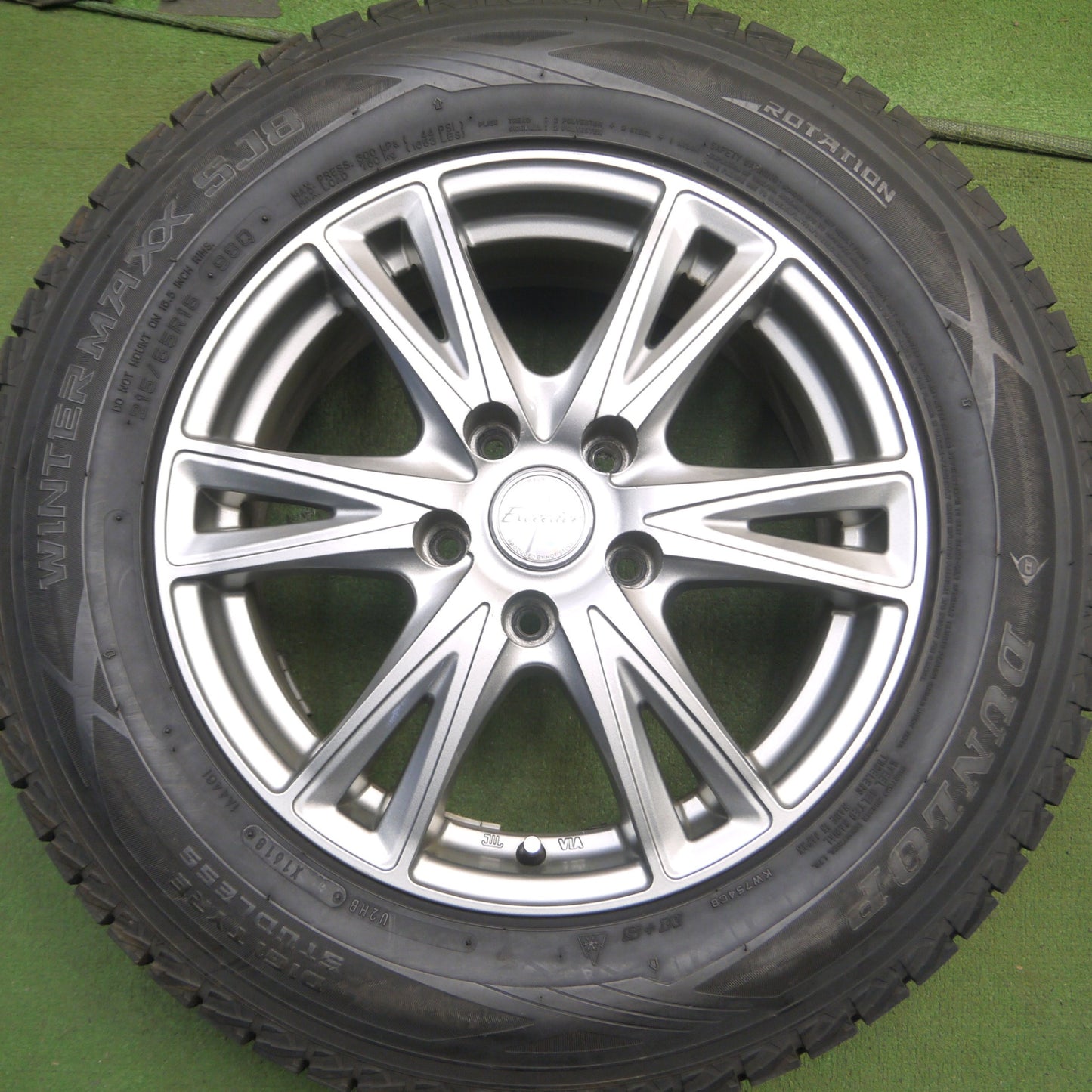 *送料無料* バリ溝！キレイ！9.5分以上★スタッドレス 215/65R16 ダンロップ ウインターマックス SJ8 Exceeder エクシーダー 16インチ PCD114.3/5H★4021607Hス