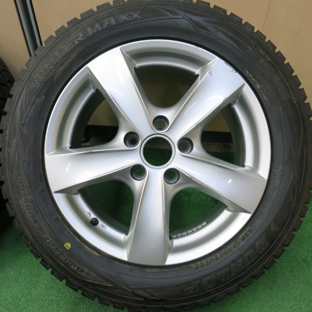 [送料無料]タイヤ未使用！キレイ★ベンツ等 AGA スタッドレス 225/55R16 ダンロップ ウインターマックス WM01 16インチ PCD112/5H★3062308ヌス