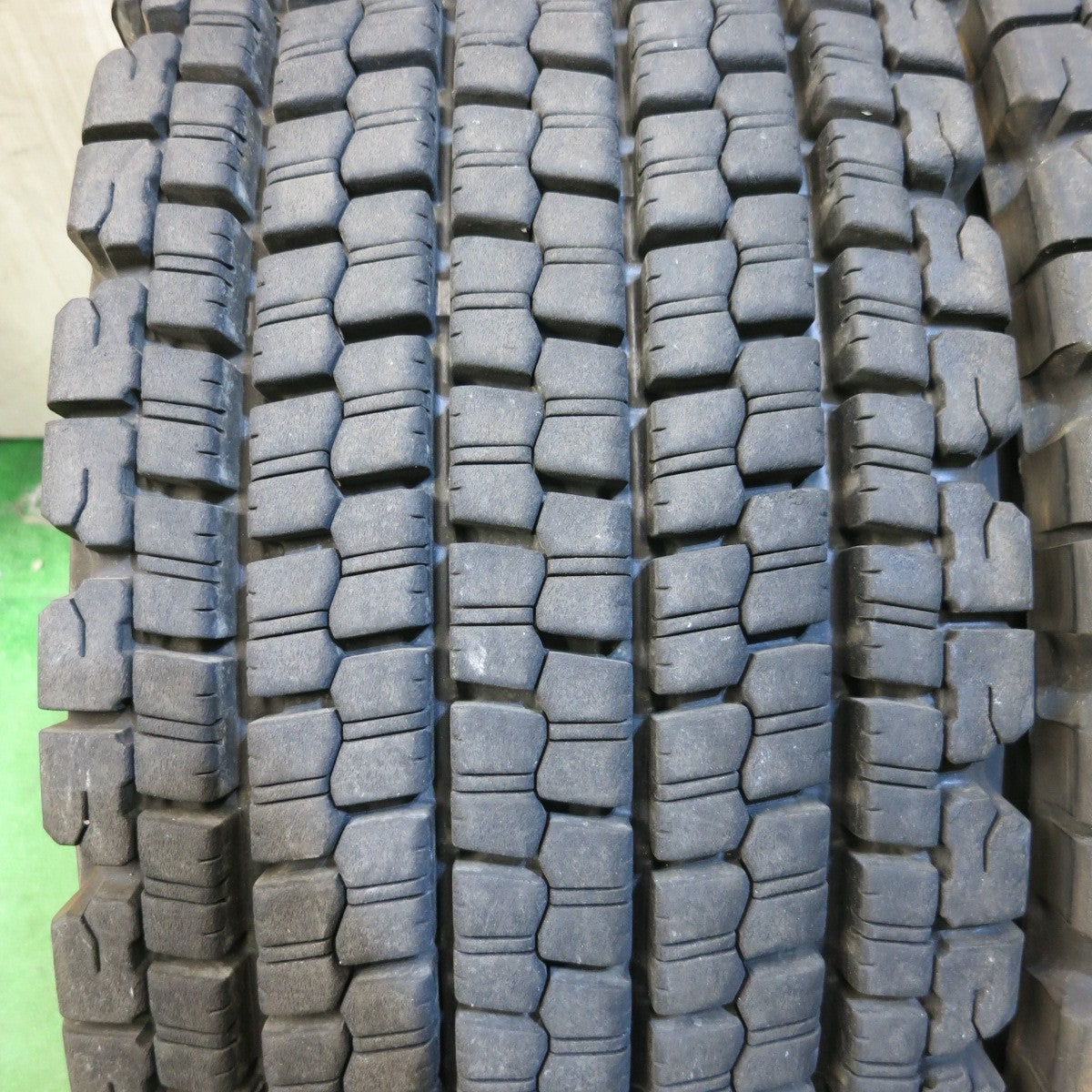 *送料無料*バリ溝！22年！8.5分★トラック タイヤ 265/70R19.5 140/138J スタッドレス ブリヂストン W900 19.5インチ★4013002クス