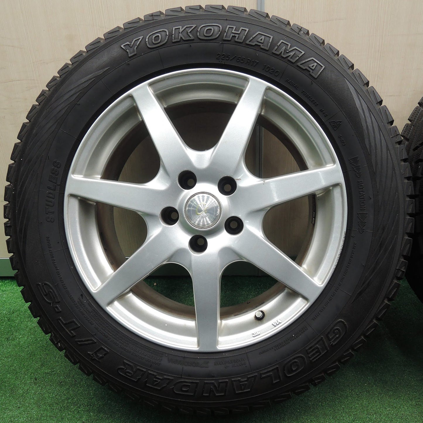 [送料無料] バリ溝！9.5分以上★スタッドレス 225/65R17 ヨコハマ ジオランダー i/T-S Grave 17インチ PCD114.3/5H★3112106NJス