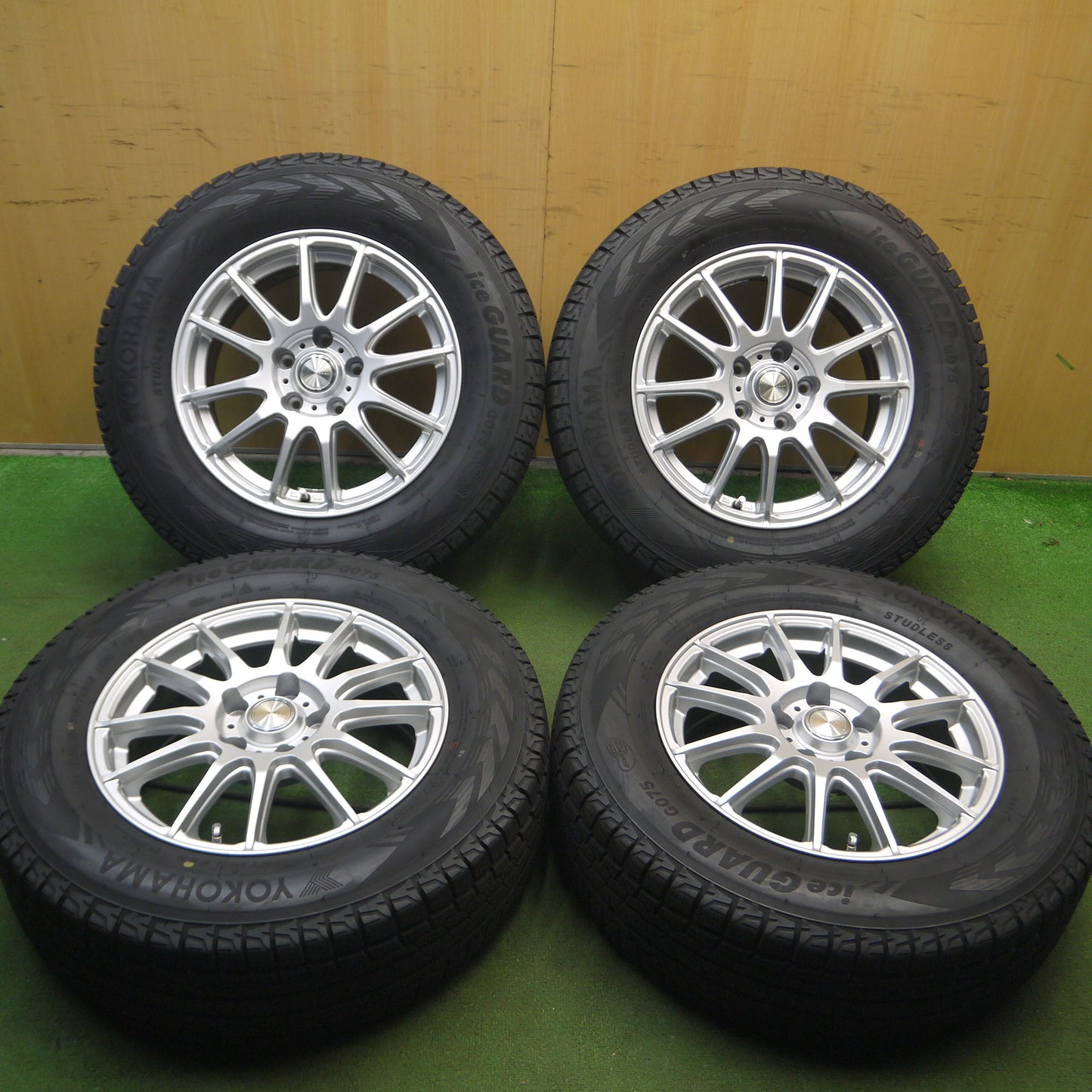 *送料無料*バリ溝！キレイ！9分★スタッドレス 215/70R16 ヨコハマ アイスガード G075 GRASS グラス 16インチ PCD114.3/5H★3120104Hス