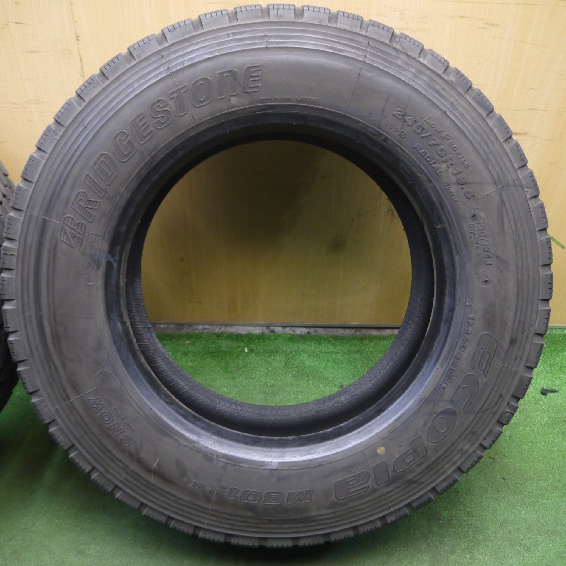 *送料無料* 2本価格！23年★トラック タイヤ 245/70R19.5 136/134J ブリヂストン エコピア M801Ⅱ ミックス  19.5インチ★4022918KKスタ