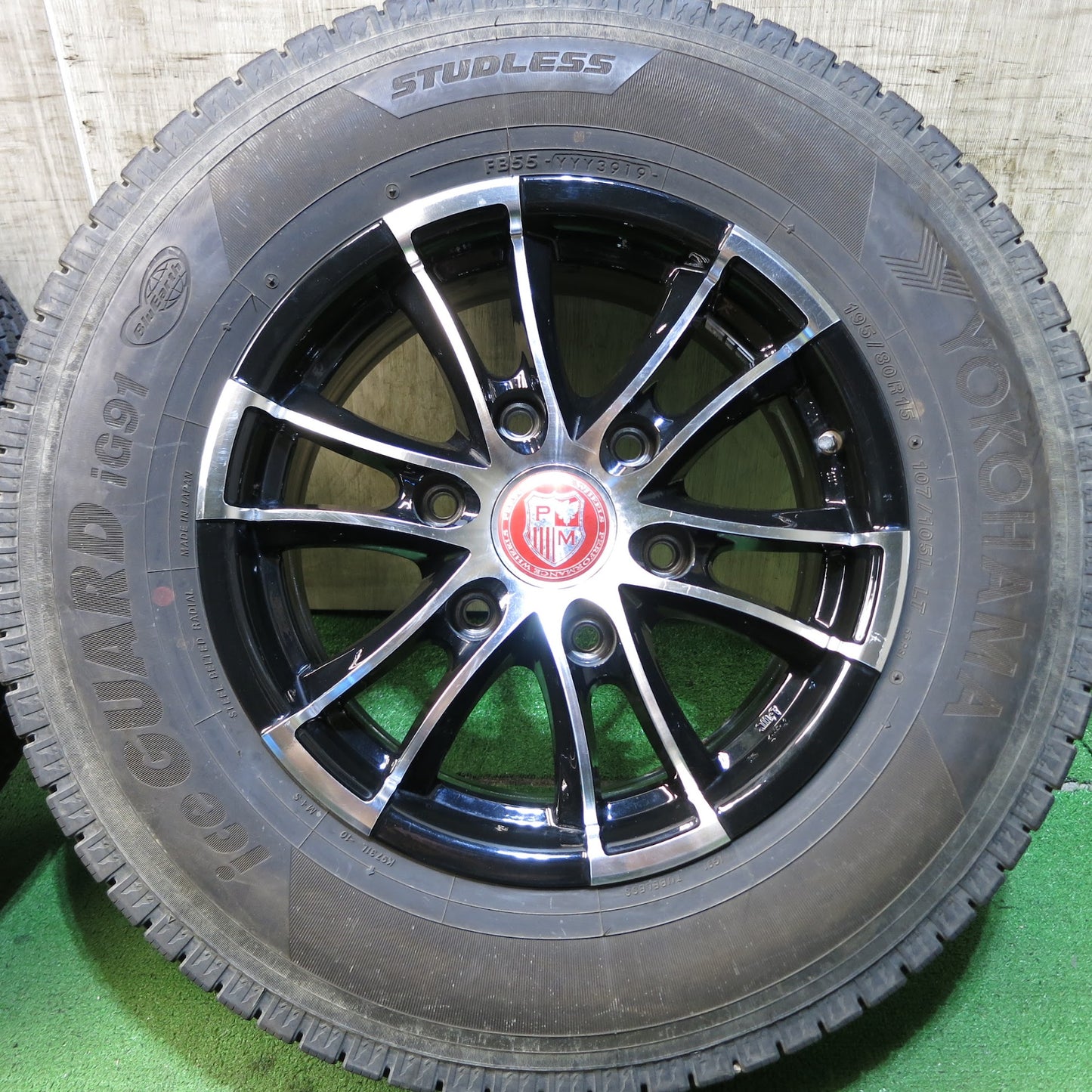 [送料無料]バリ溝！19年！キレイ！9.5分★ハイエース 等 PERFORMANCE WHEELS 195/80R15 スタッドレス ヨコハマ アイスガード iG91 PCD139.7/6H★3060610Hス