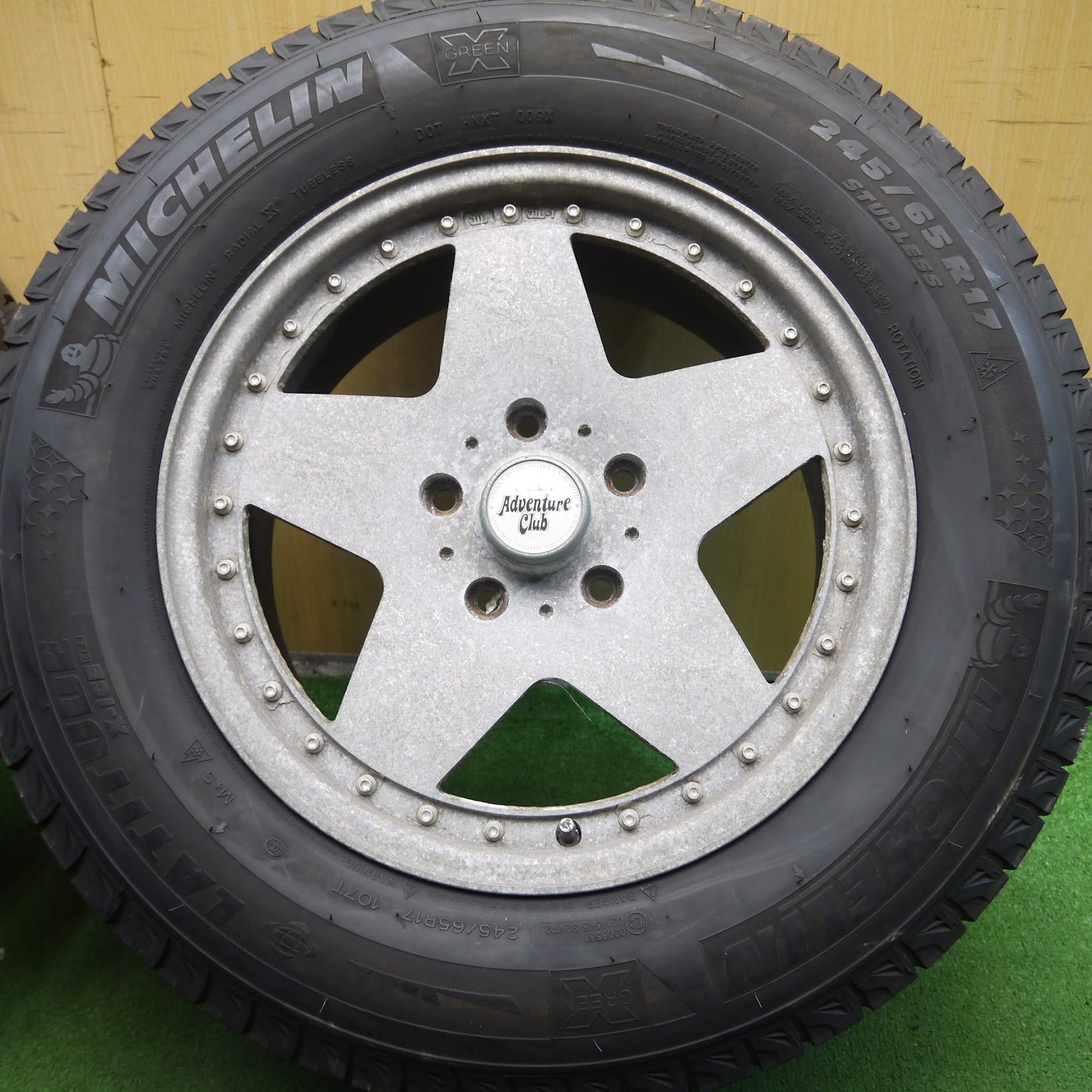 [送料無料]バリ溝！9.5分★ジープ ラングラー 等 Adventure Club 245/65R17 スタッドレス ミシュラン LATITUDE X-ICE XI2 17インチ PCD127/5H★3071008Hス